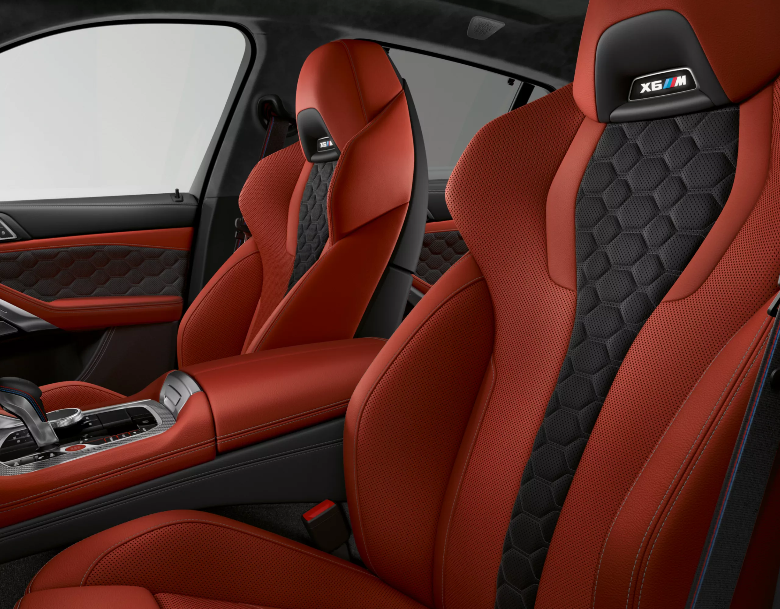 BMW M 다기능 시트가 장착된 BMW X6 M 컴페티션의 인테리어 공간