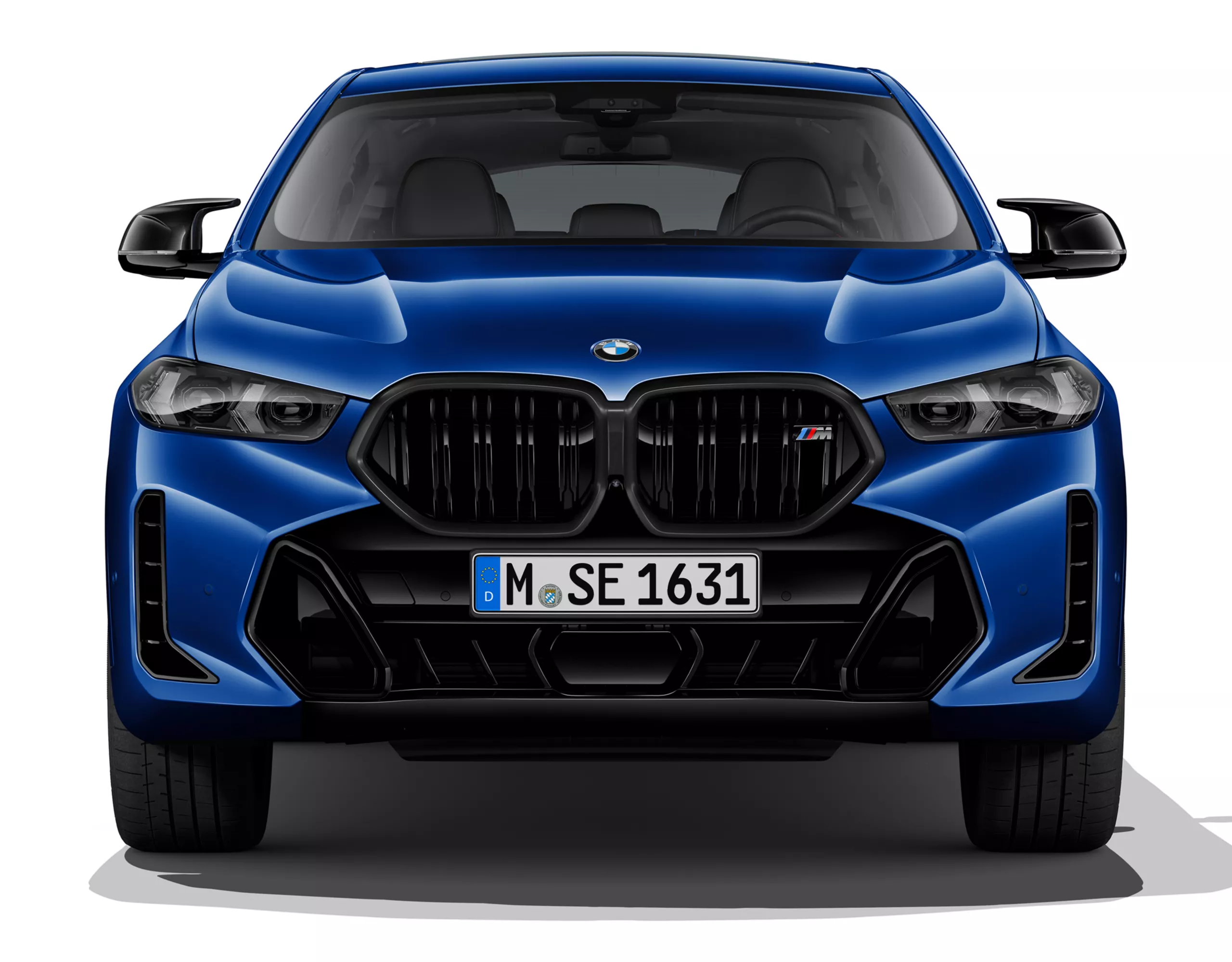 Front des BMW X6 M60i xDrive mit BMW Niere mit vertikalen Doppelstreben und M Logo im Detail