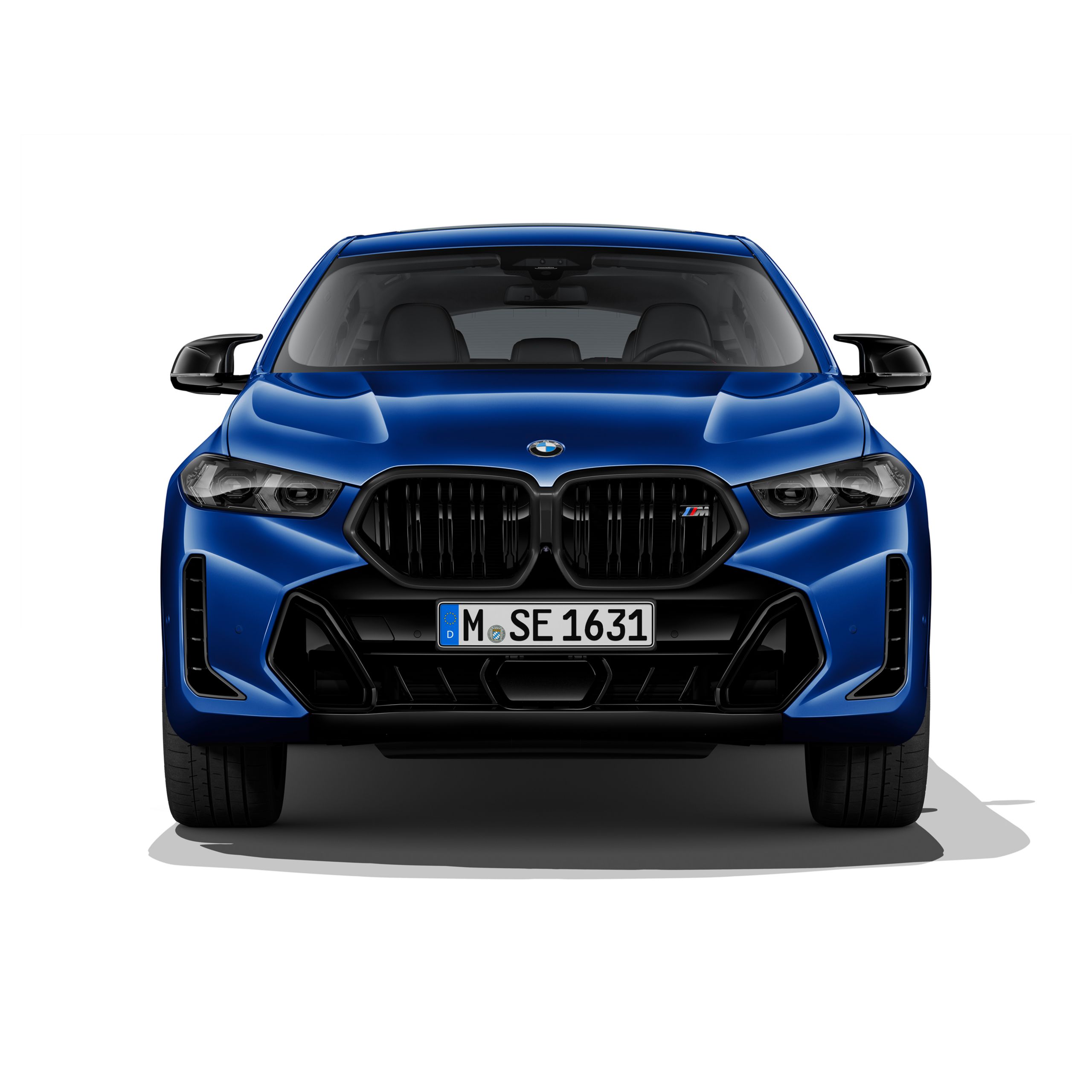 Voorkant van de BMW X6 M60i xDrive met BMW nierengrille met verticale dubbele steunen en M logo in detail
