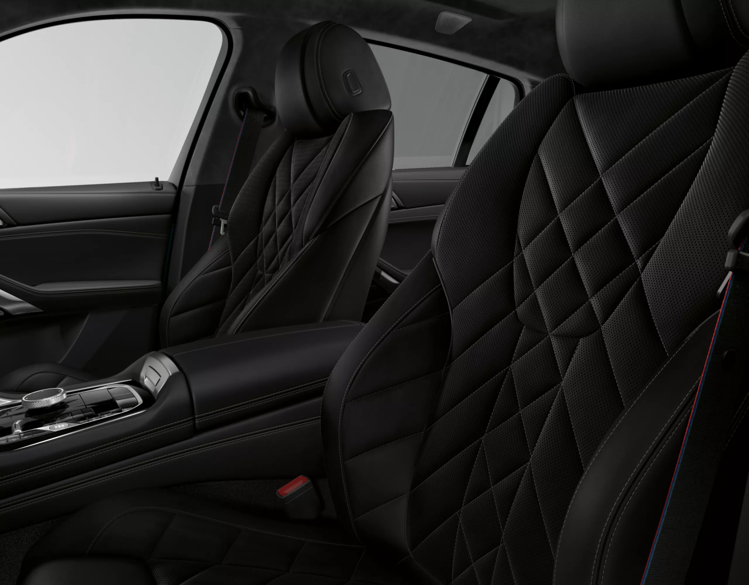 Elektrisch verstellbare Sportsitze für Fahrer und Beifahrer mit schwarzem Bezug im BMW X6 M60i xDrive