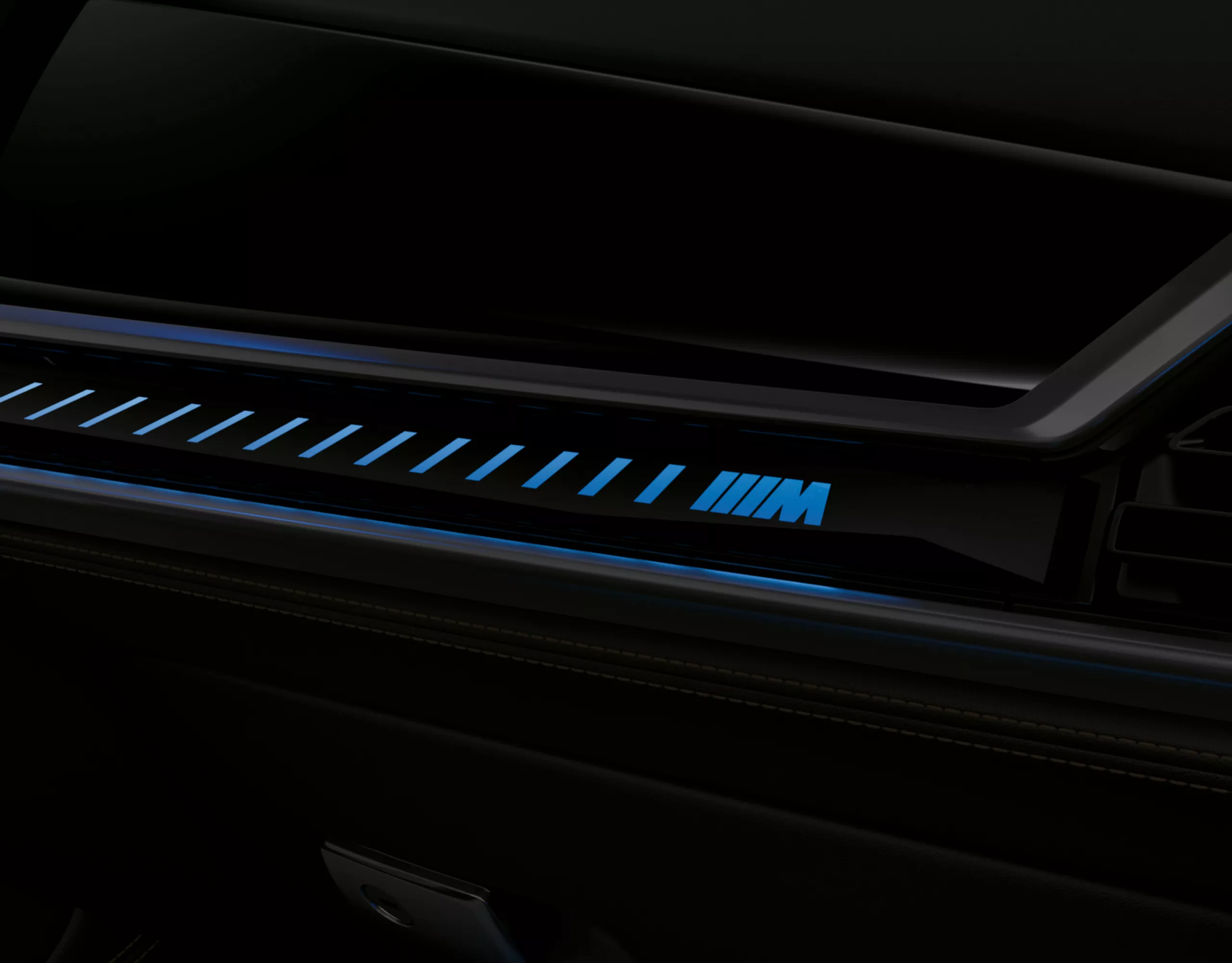 Interieur mit M Lichtleiste und beleuchtetem M Logo auf Beifahrerseite im Detail