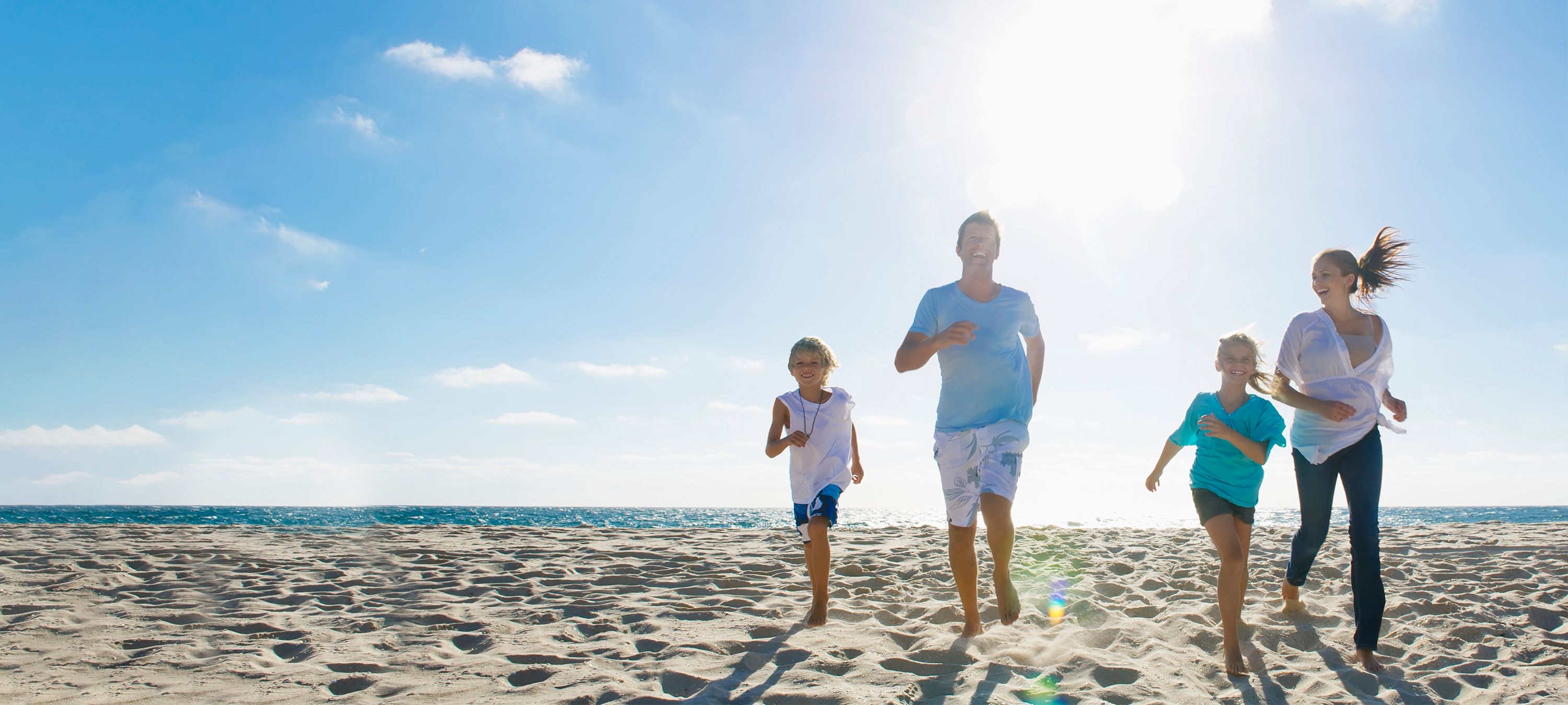 Familie rennt am Strand