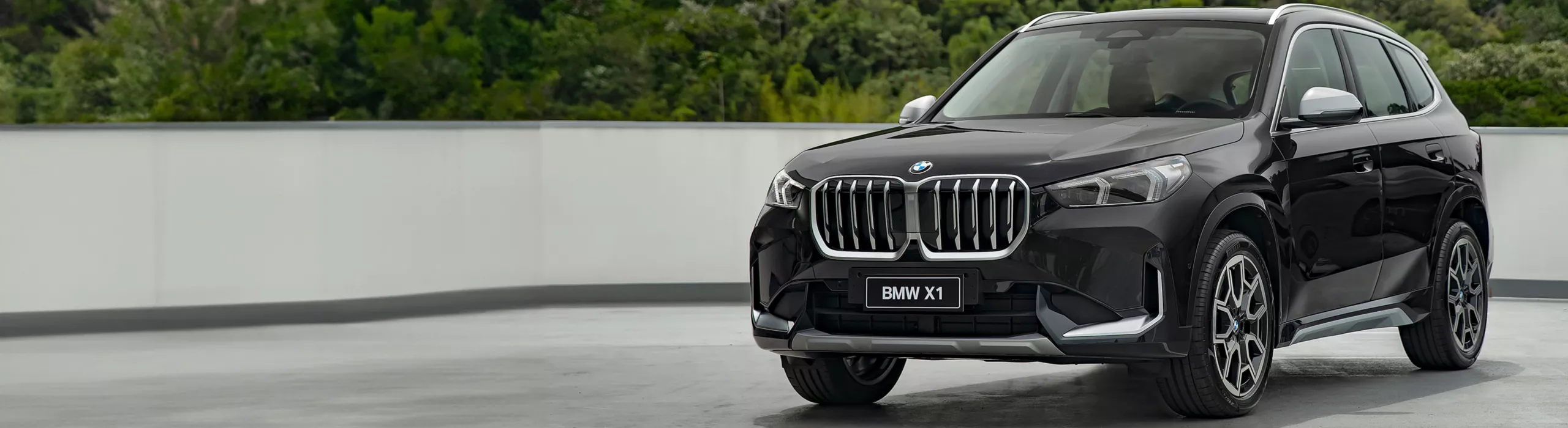 Vista traseira do exterior do BMW X1.