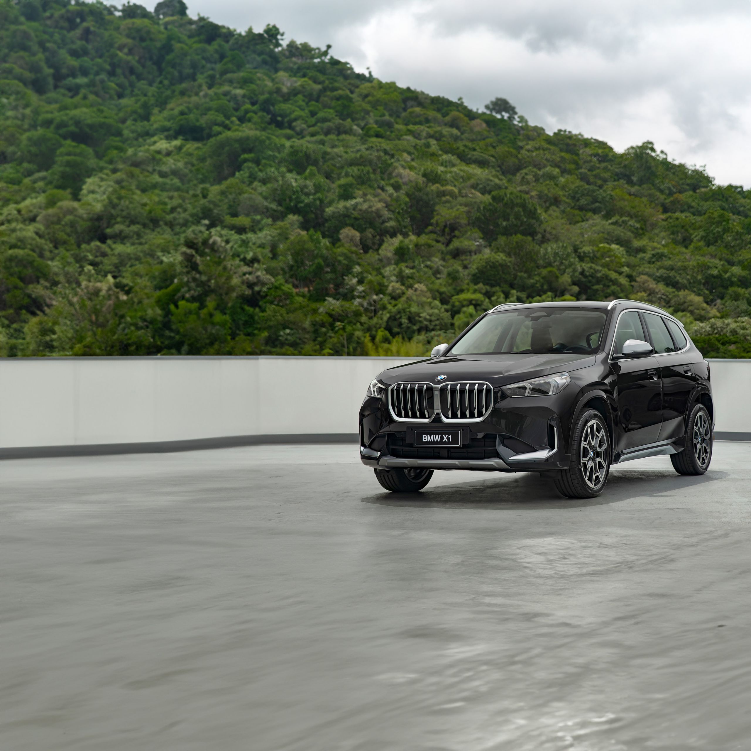 Vista traseira do exterior do BMW X1.
