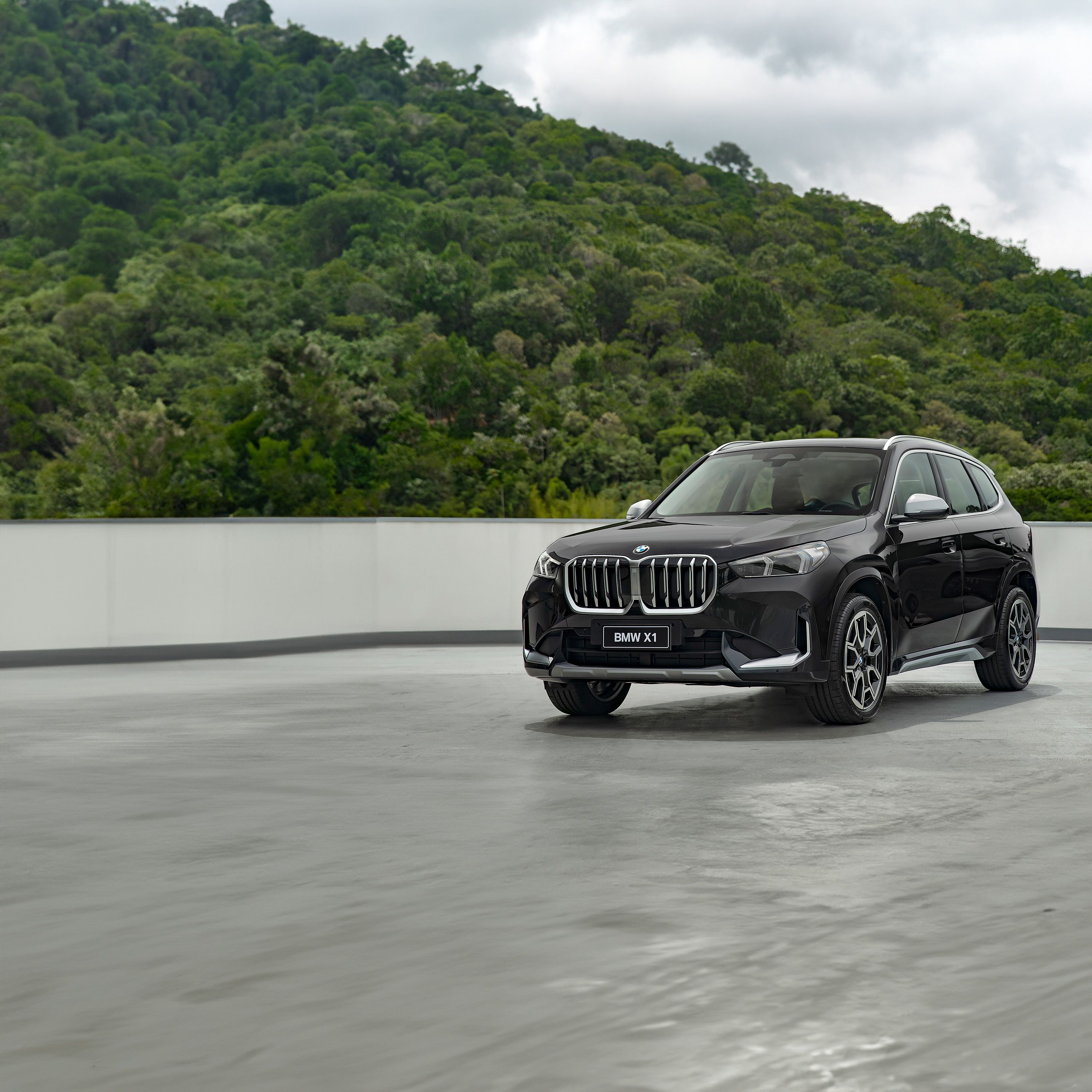 Vista traseira do exterior do BMW X1.