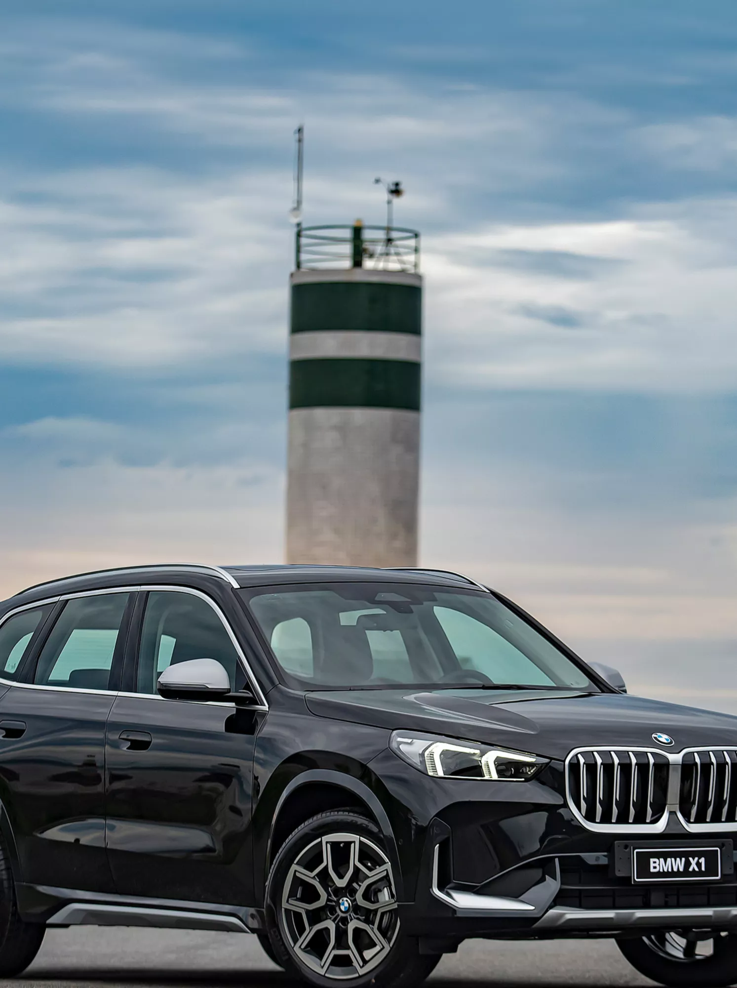 Vista lateral do BMW X1. 