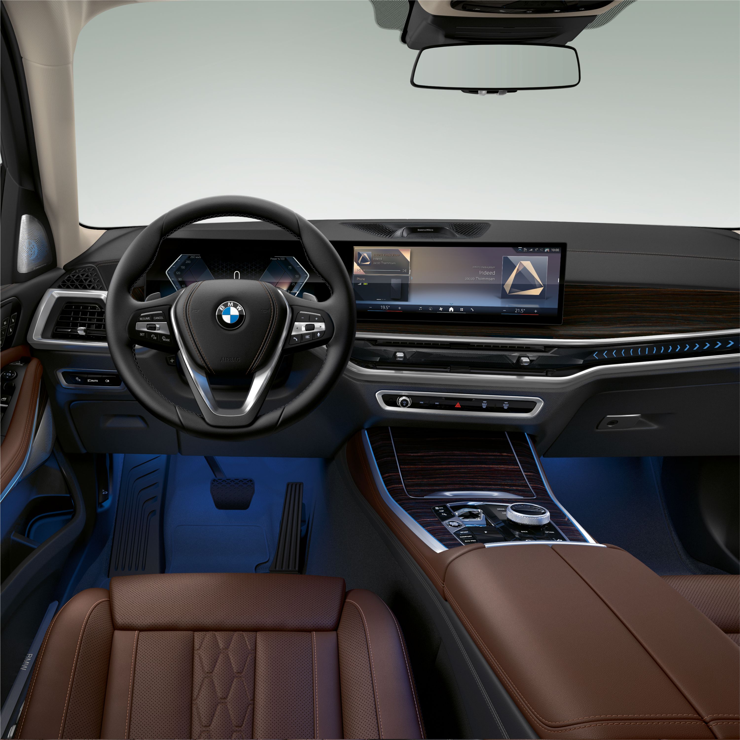 BMW X5 – zakrzywiony wyświetlacz i oświetlenie ambientowe