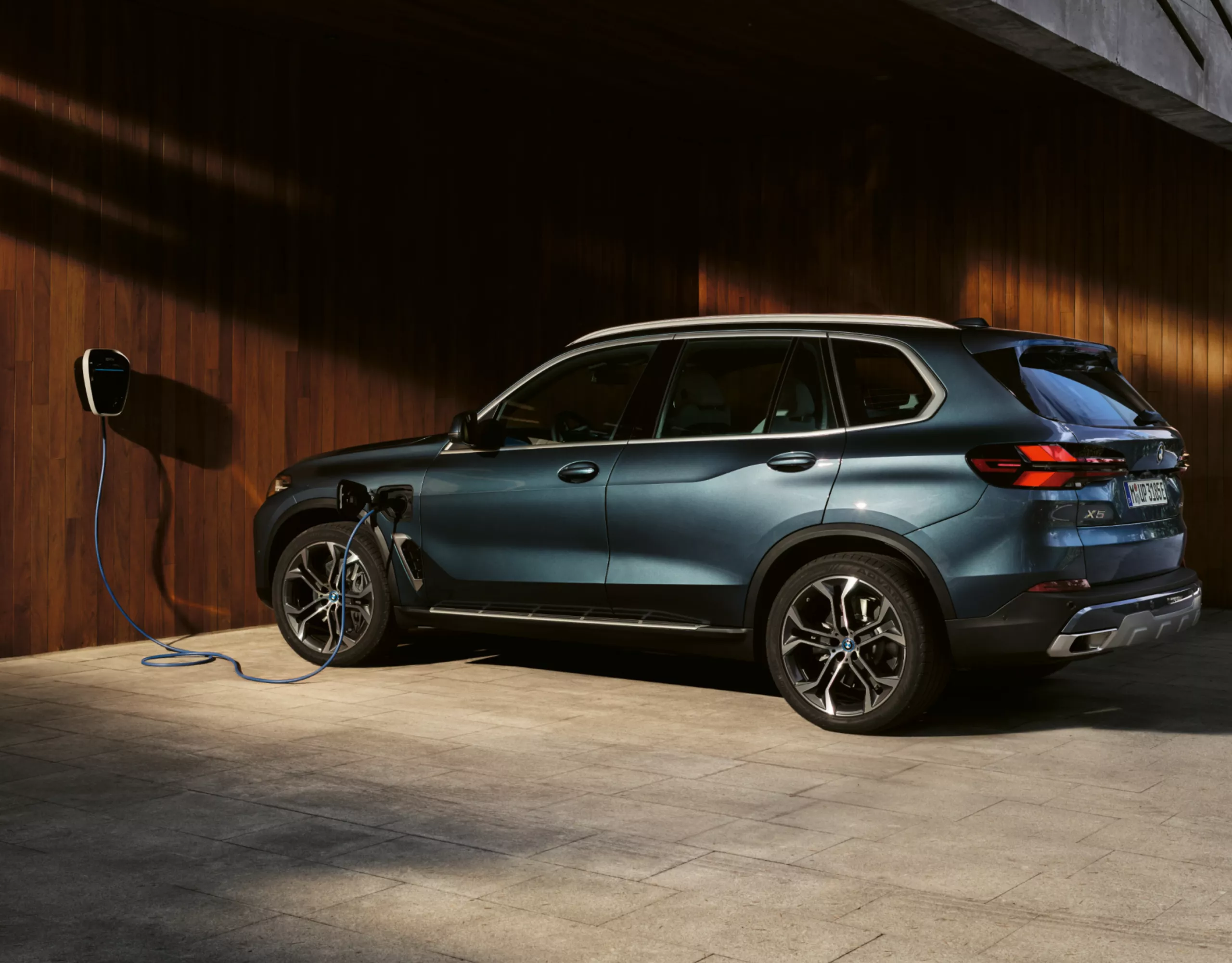 BMW X5 プラグイン・ハイブリッド：自宅での充電 
