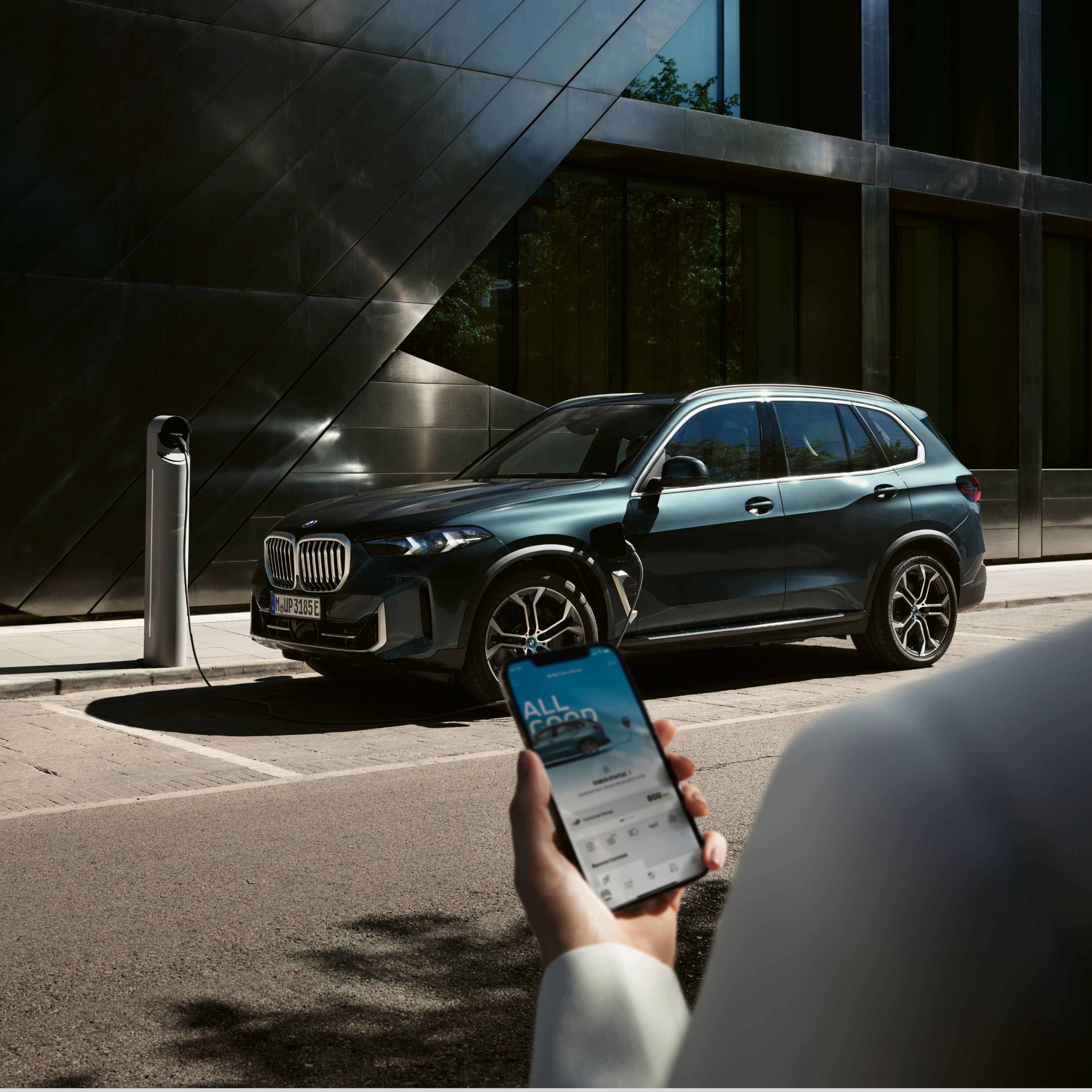 BMW X5 hybryda plug-in – ładowanie w miejscach publicznych