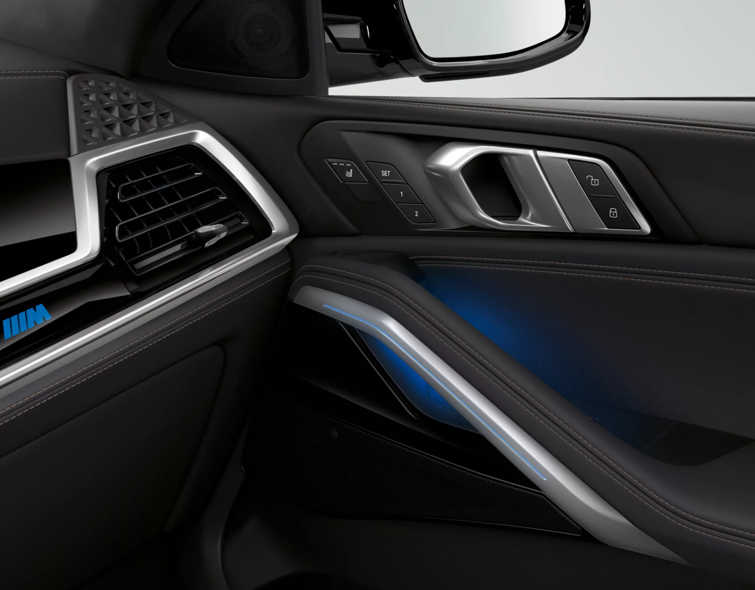 Difuzoarele sistemului audio surround Bowers & Wilkins Diamond de la bordul BMW X6, cu vizibilitate portieră şi tablou de bord