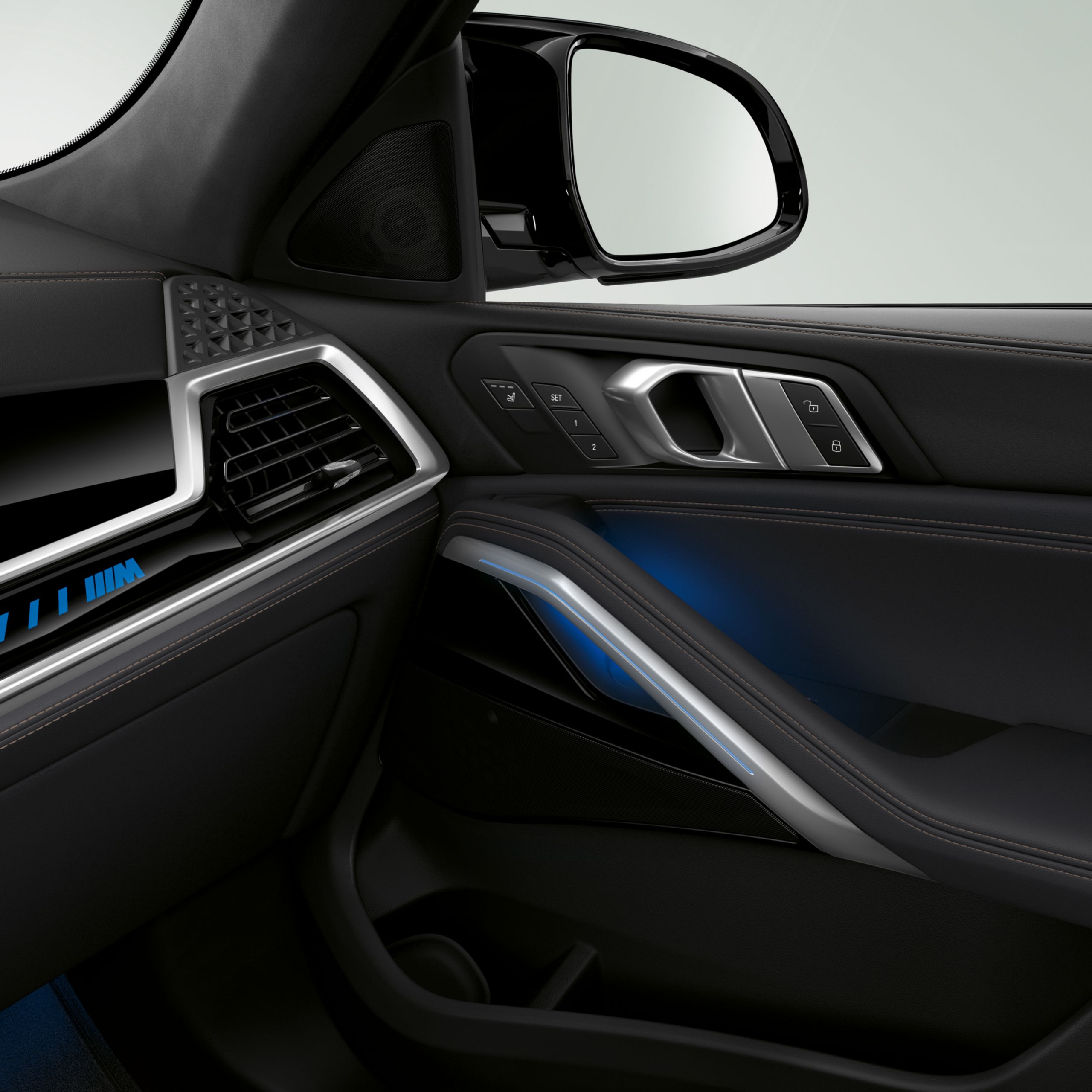 Luidsprekers van het Bowers & Wilkins Diamond Surround Sound System in de BMW X6 met zichtbaar portier en dashboard
