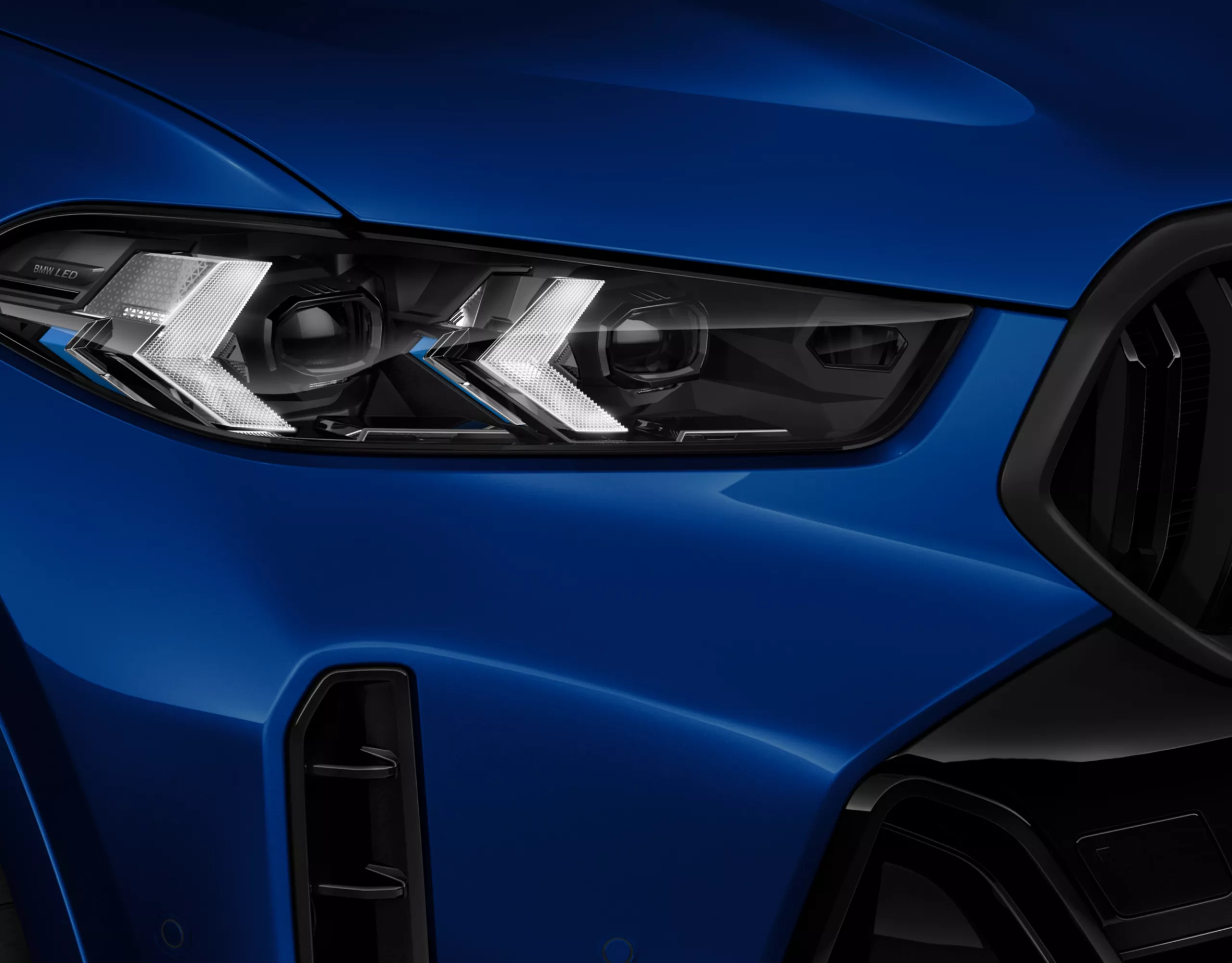 3D-Darstellung der Adaptiven LED Scheinwerfer mit “M Leuchten Shadowline” Design an einem BMW X6