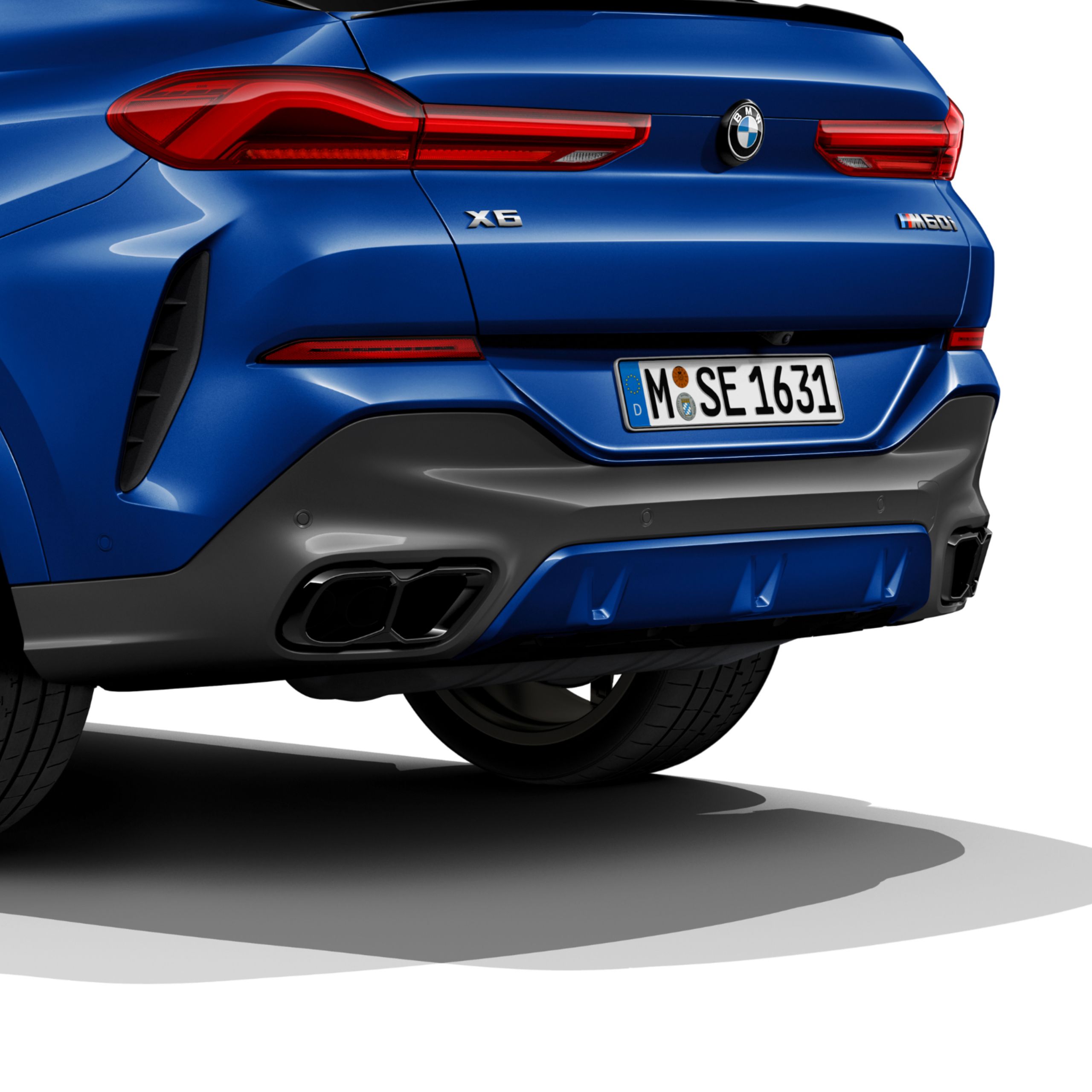 Achteraanzicht van een BMW X6 met M sportuitlaatsysteem