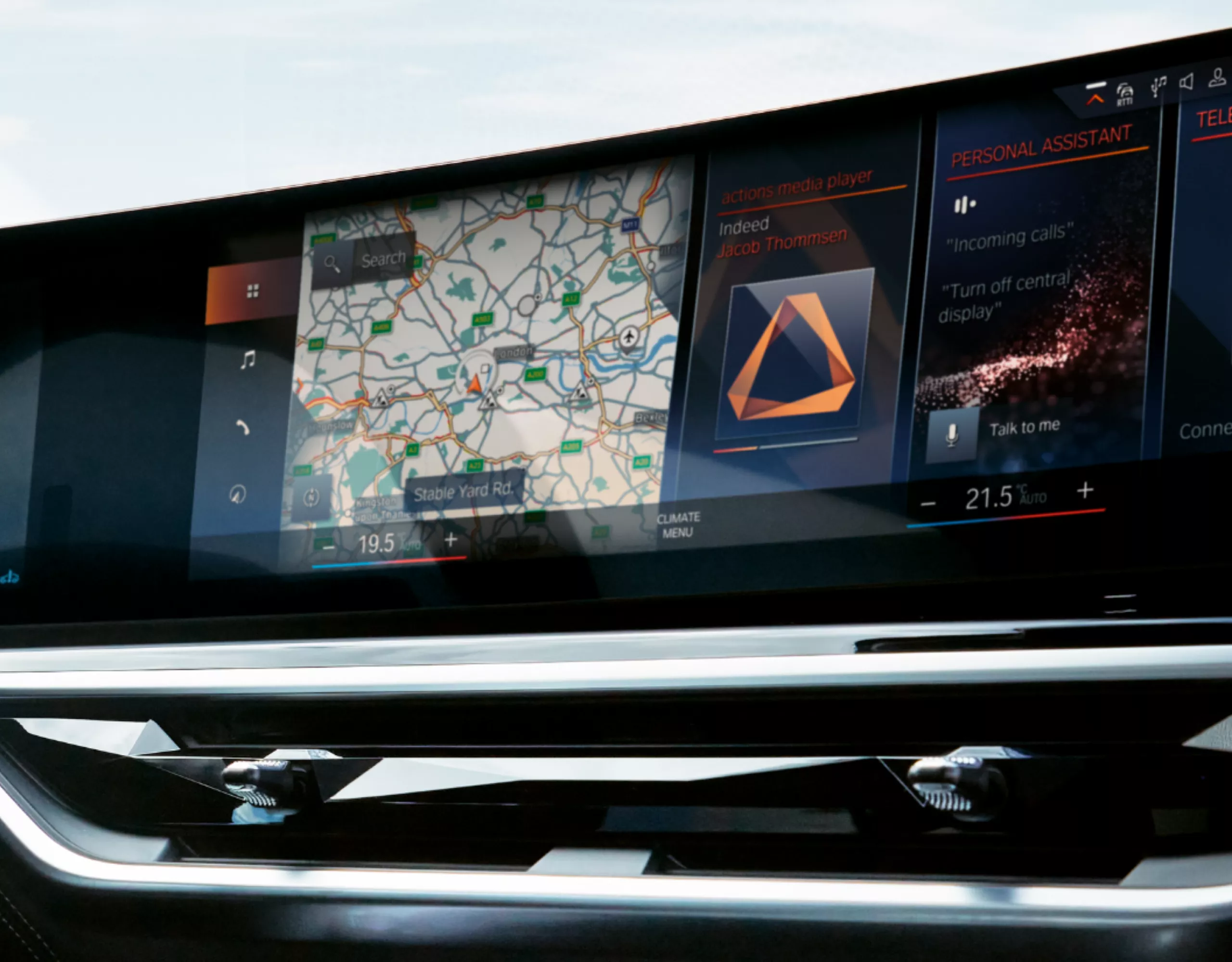 Curved Display und Ambiente Beleuchtung des BMW X6 mit eingeblendeter Karte und Medienwiedergabe im Display