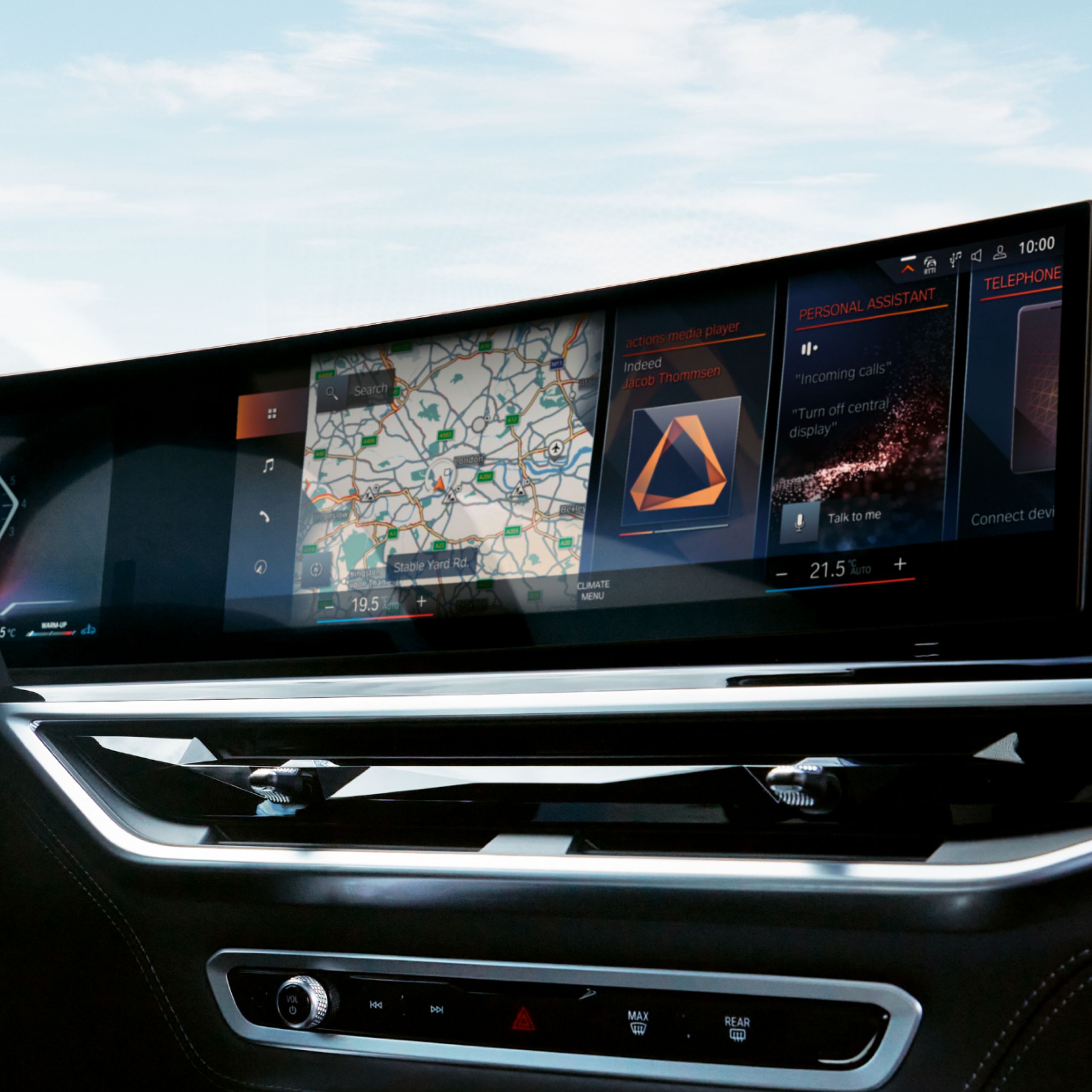 Curved Display en ambianceverlichting van de BMW X6 met een kaart- en mediaweergave op het display