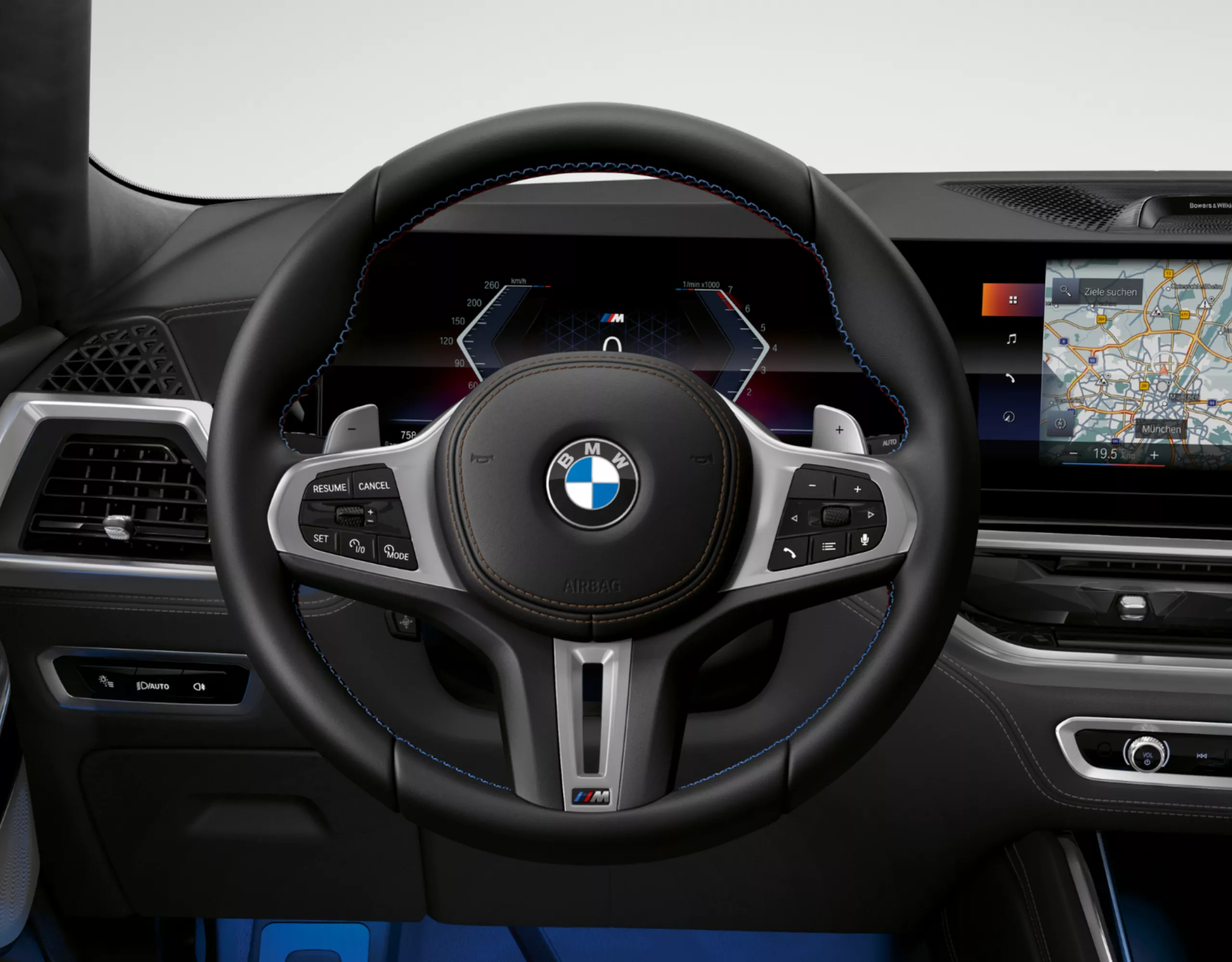 Cockpitansicht des BMW X6 SUV mit dem M Lederlenkrad im Fokus und dem Kombiinstrument im Hintergrund