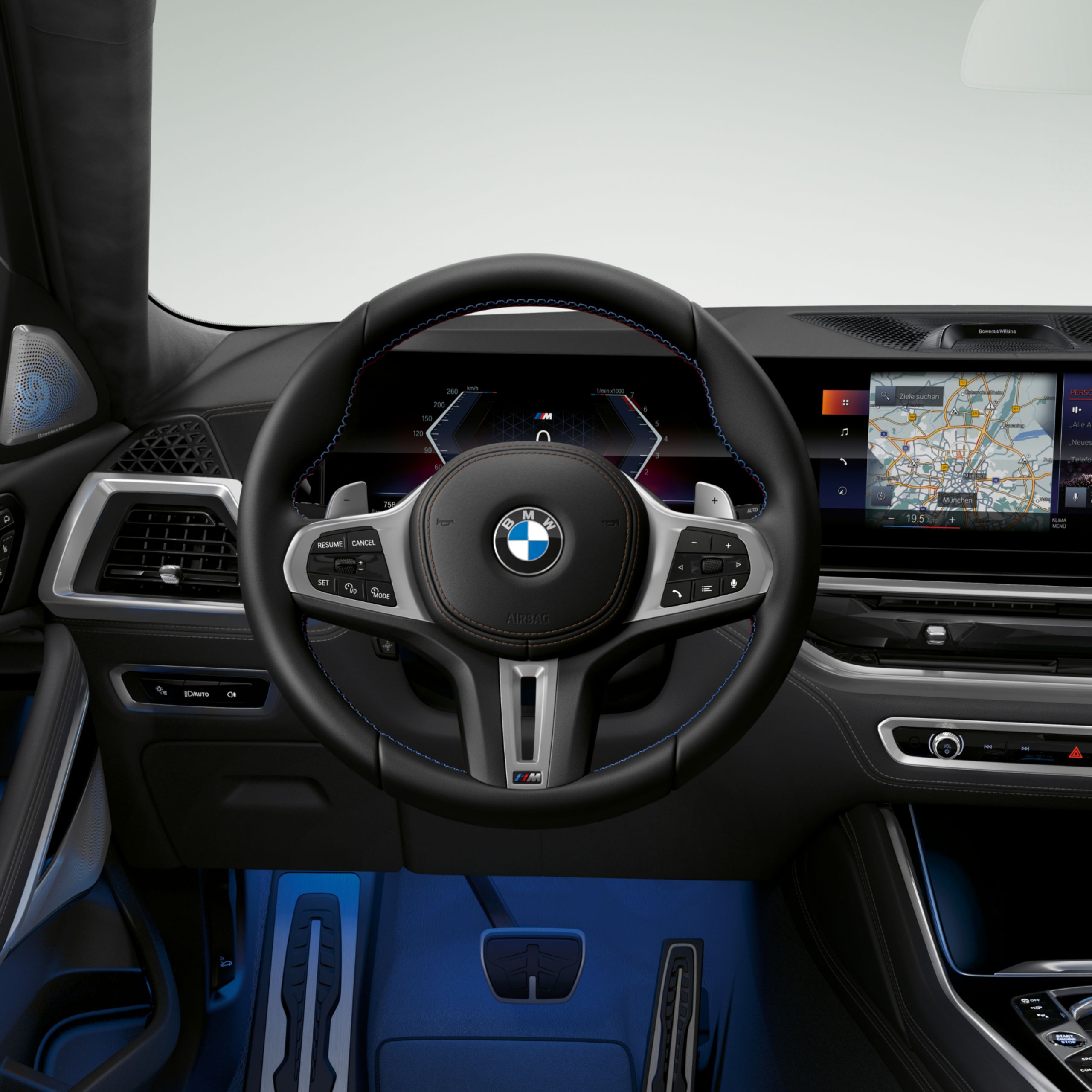 Cockpit van de BMW X6 SUV met focus op het met leder bekleed M stuurwiel en het instrumentenpaneel op de achtergrond