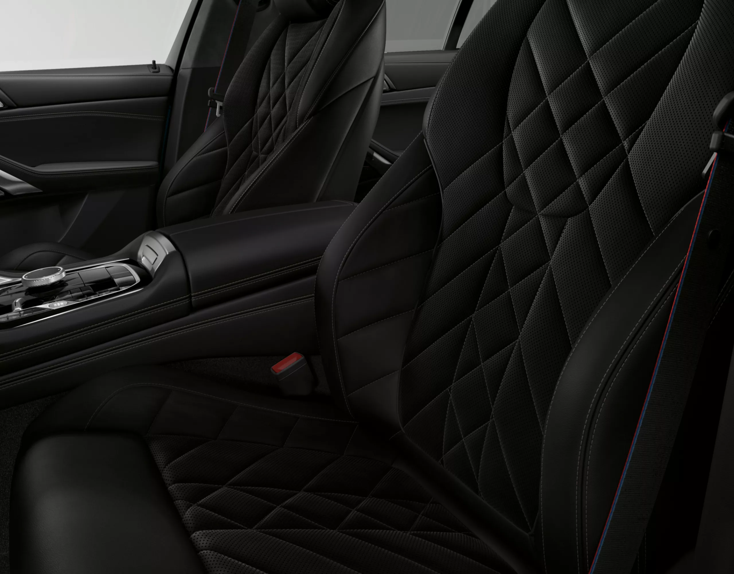 Electrically adjustable sport seats for driver and front passenger with black upholstery in the BMW X6 SUV 