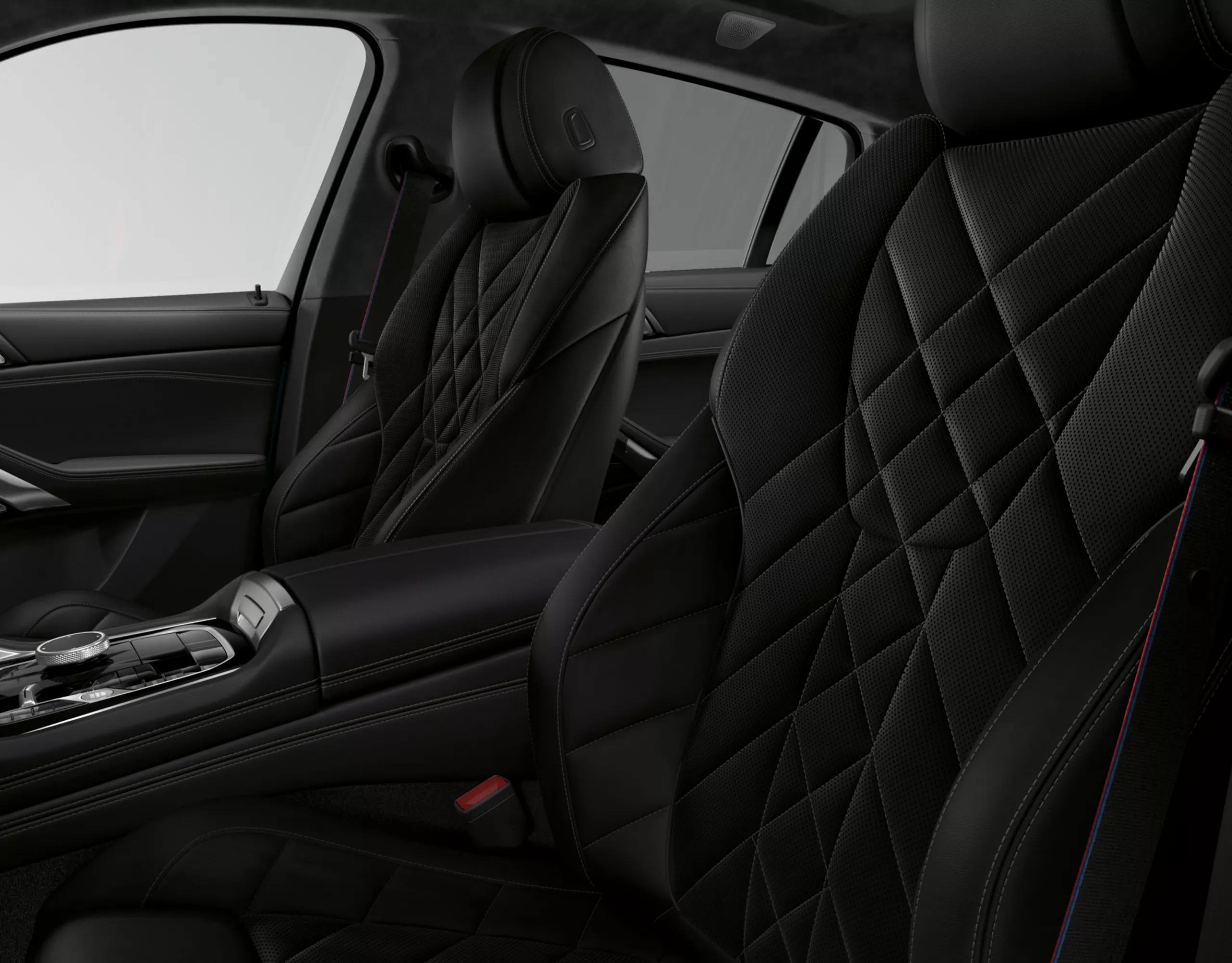 Elektrisch verstellbare Sportsitze für Fahrer und Beifahrer mit schwarzem Bezug im BMW X6 SUV