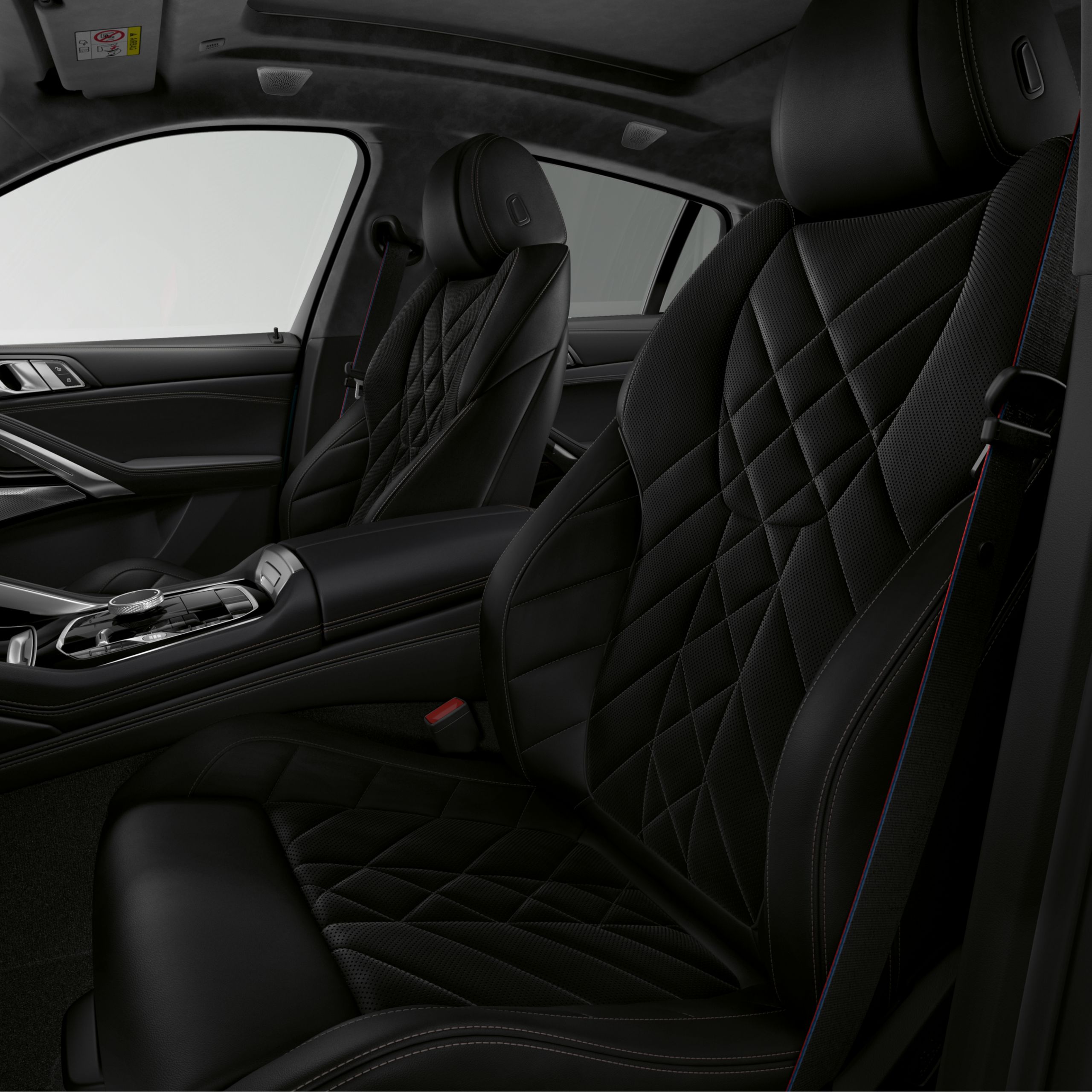 Elektrisch verstelbare sportstoelen voor bestuurder en passagier met zwarte bekleding in de BMW X6 SUV