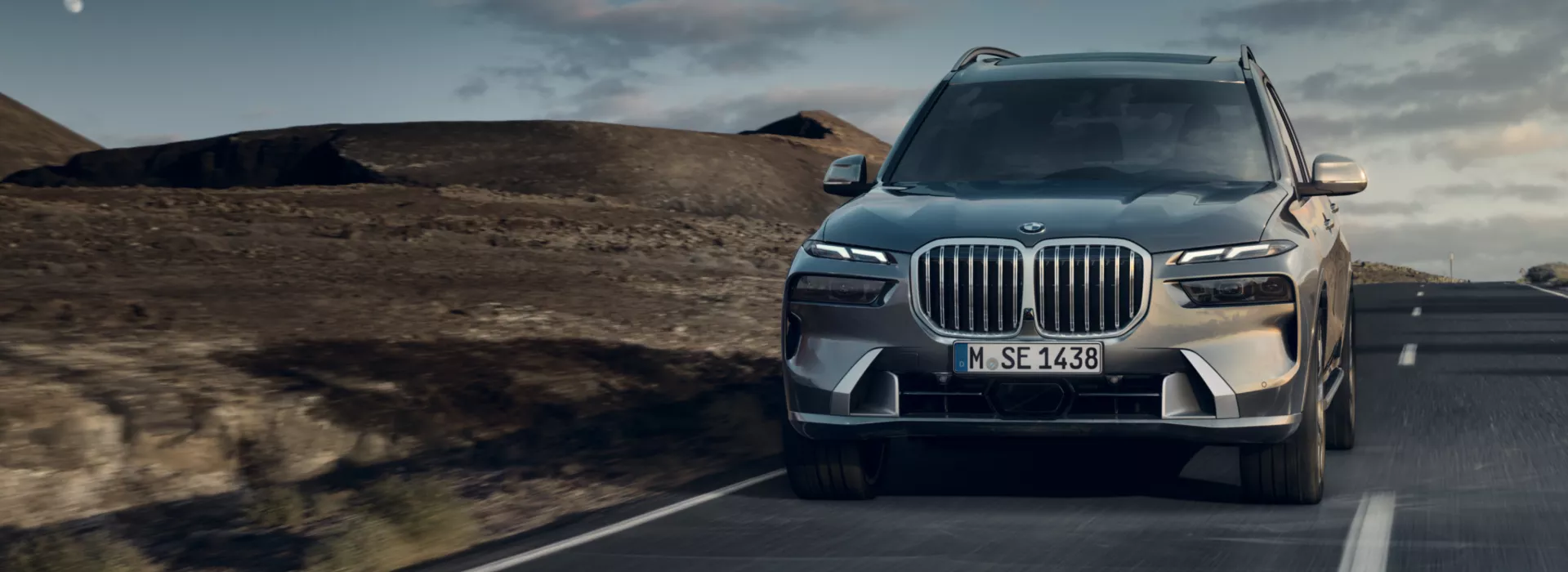 BMW X7: фронтальный ракурс автомобиля в движении