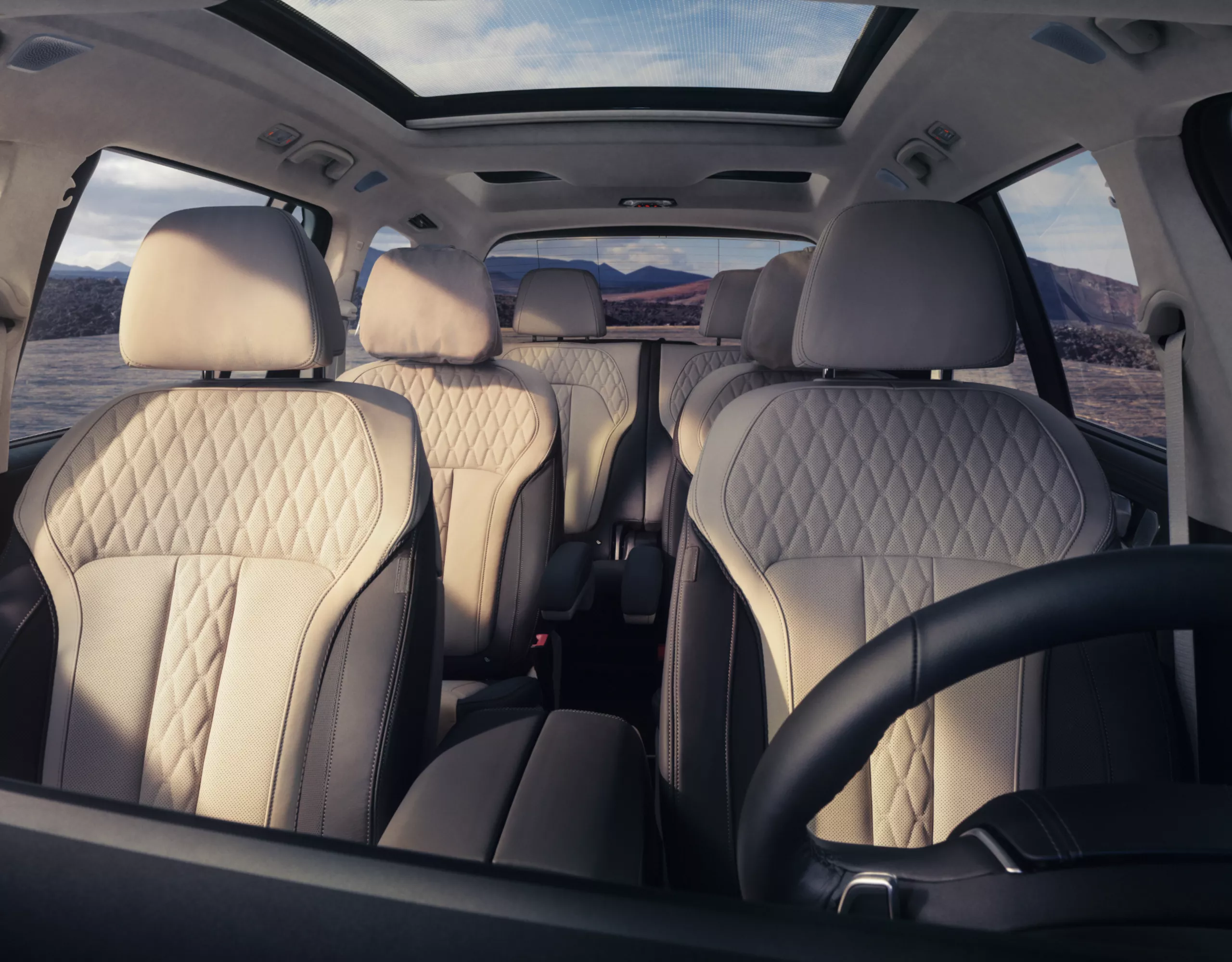 BMW X7 voorstoelen en twee achterste rijen stoelen, elk met twee stoelen