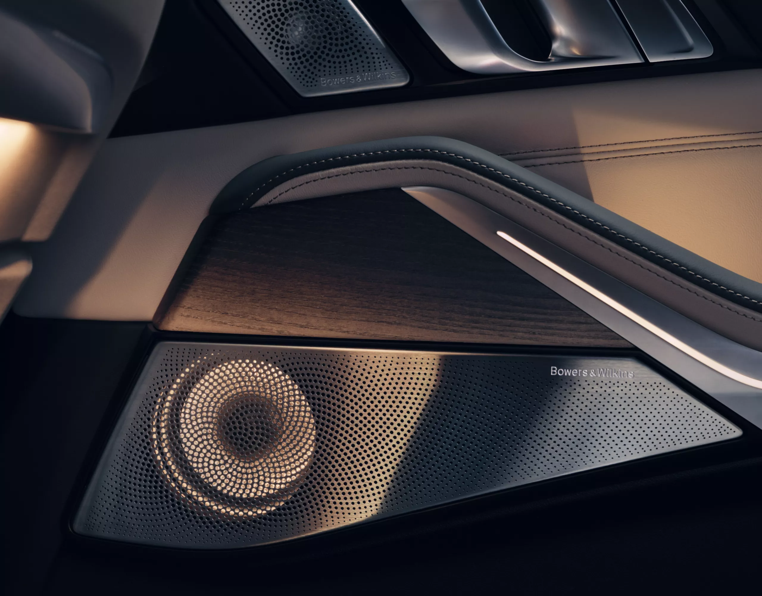 BMW X7 Bowers & Wilkins Diamond luidsprekers in deurkozijn