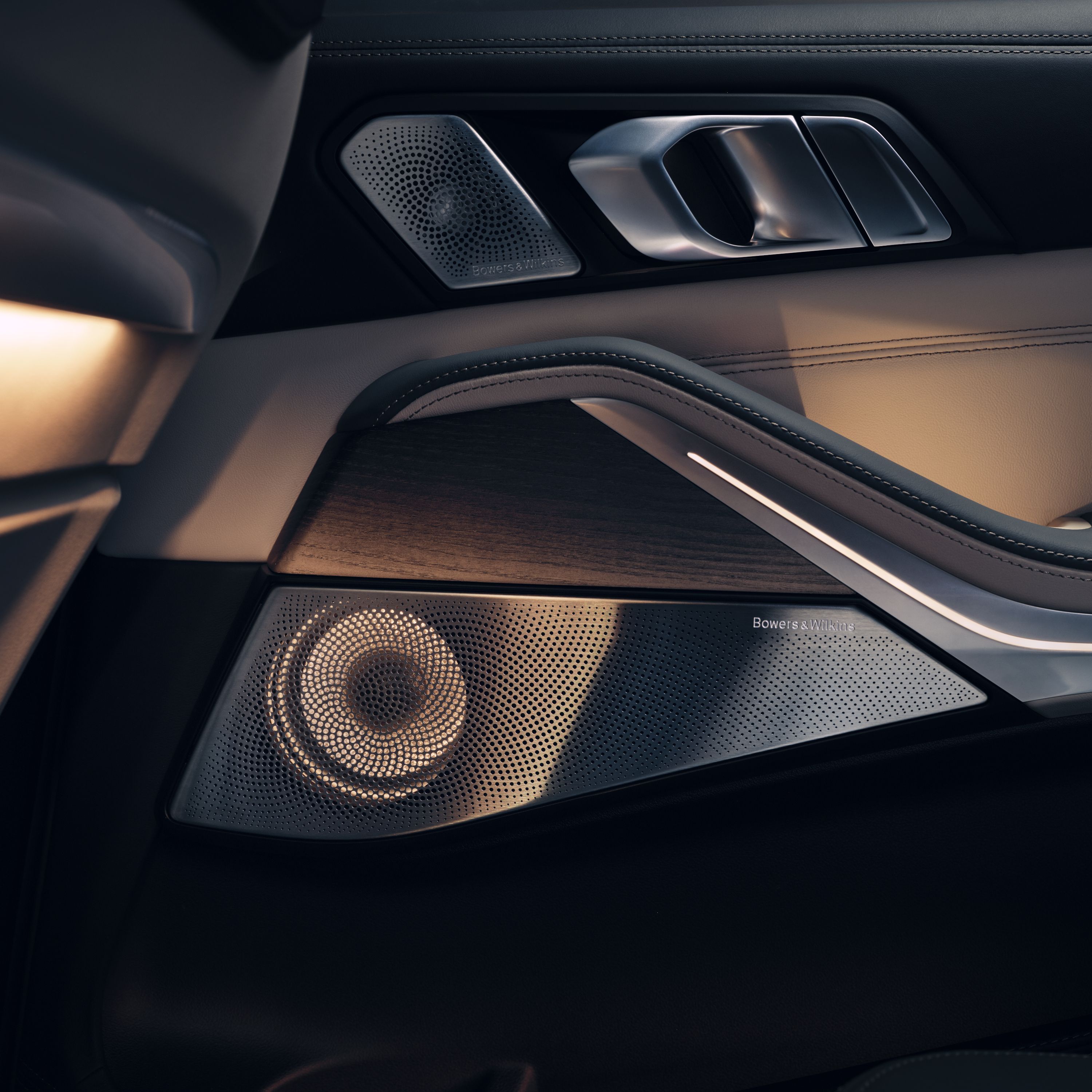 BMW X7 Bowers & Wilkins Diamond surround sound system