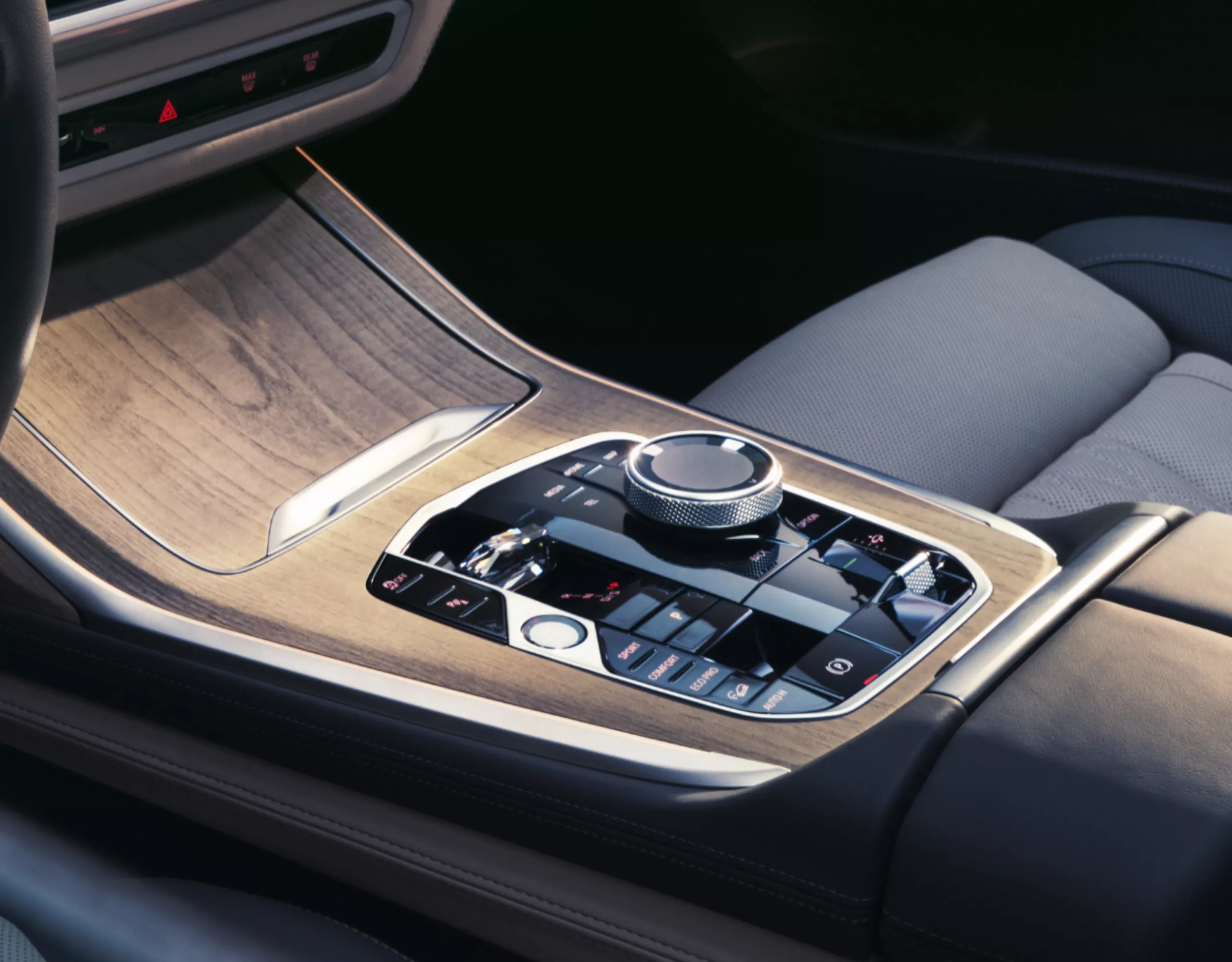 BMW X7 Glasapplikation 'CraftedClarity' in der Mittelkonsole