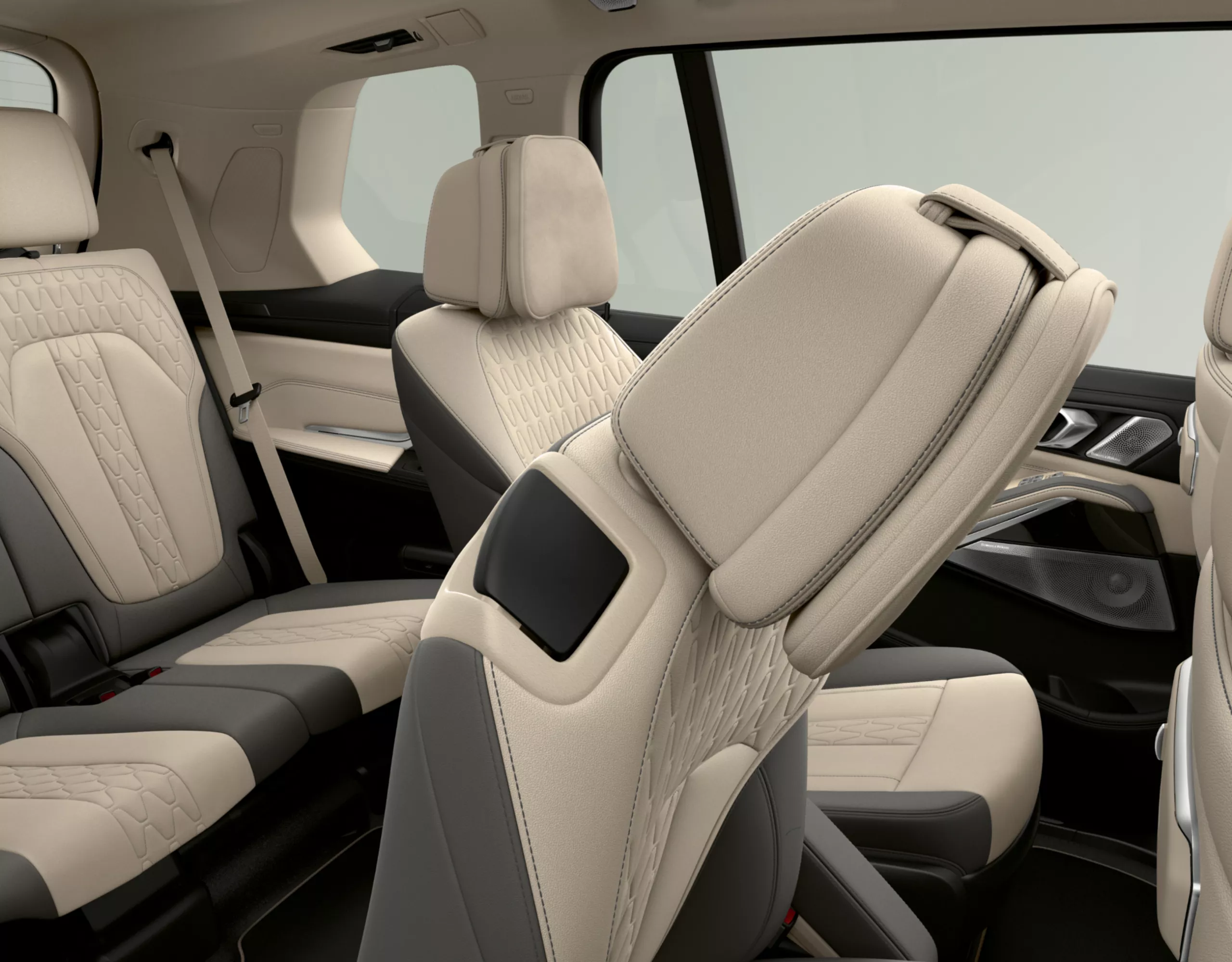 Individuele stoelconfiguratie in een BMW X7 met neergeklapte en verplaatste stoelen op de achterste rijen stoelen