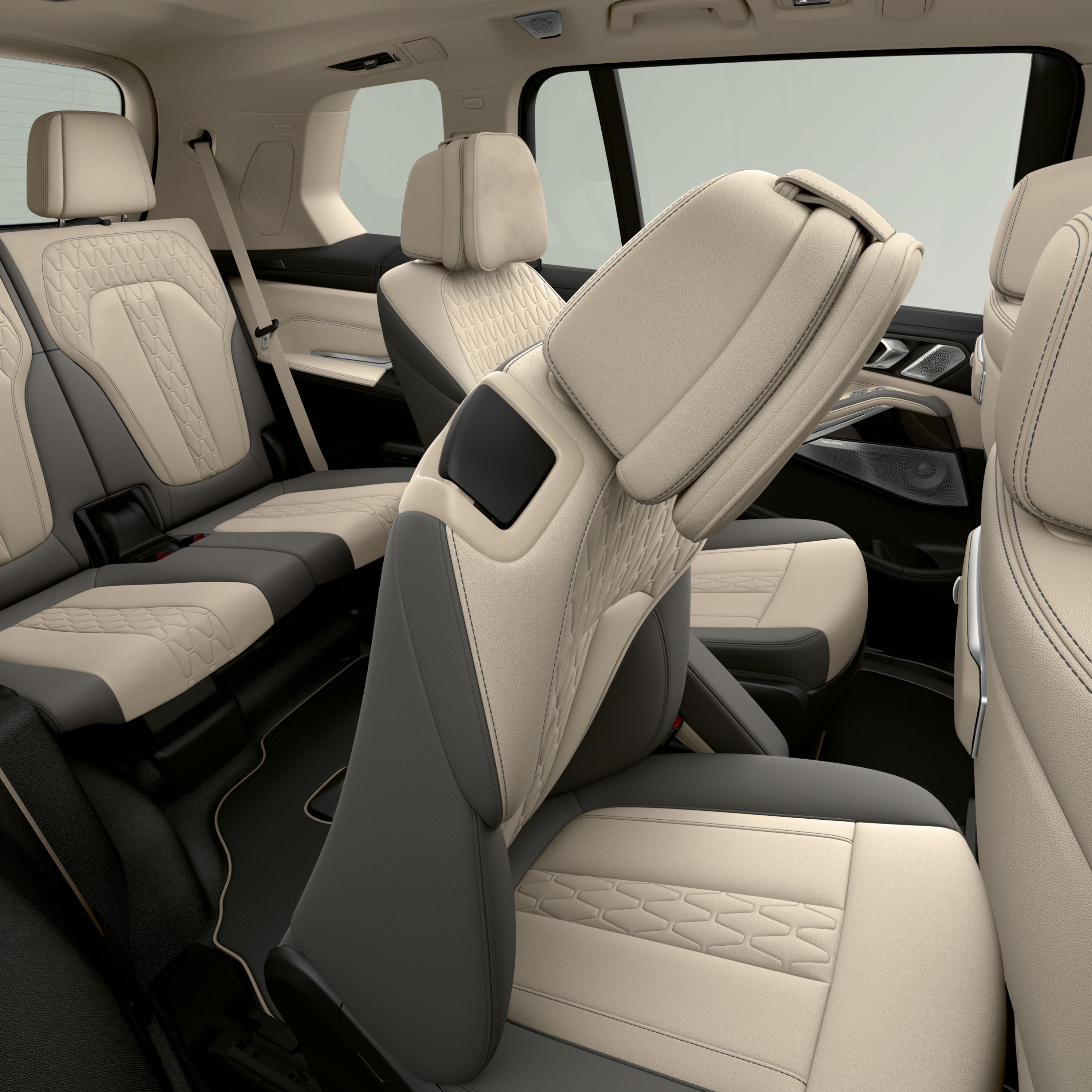 BMW X7 seat configurations and luggage compartment