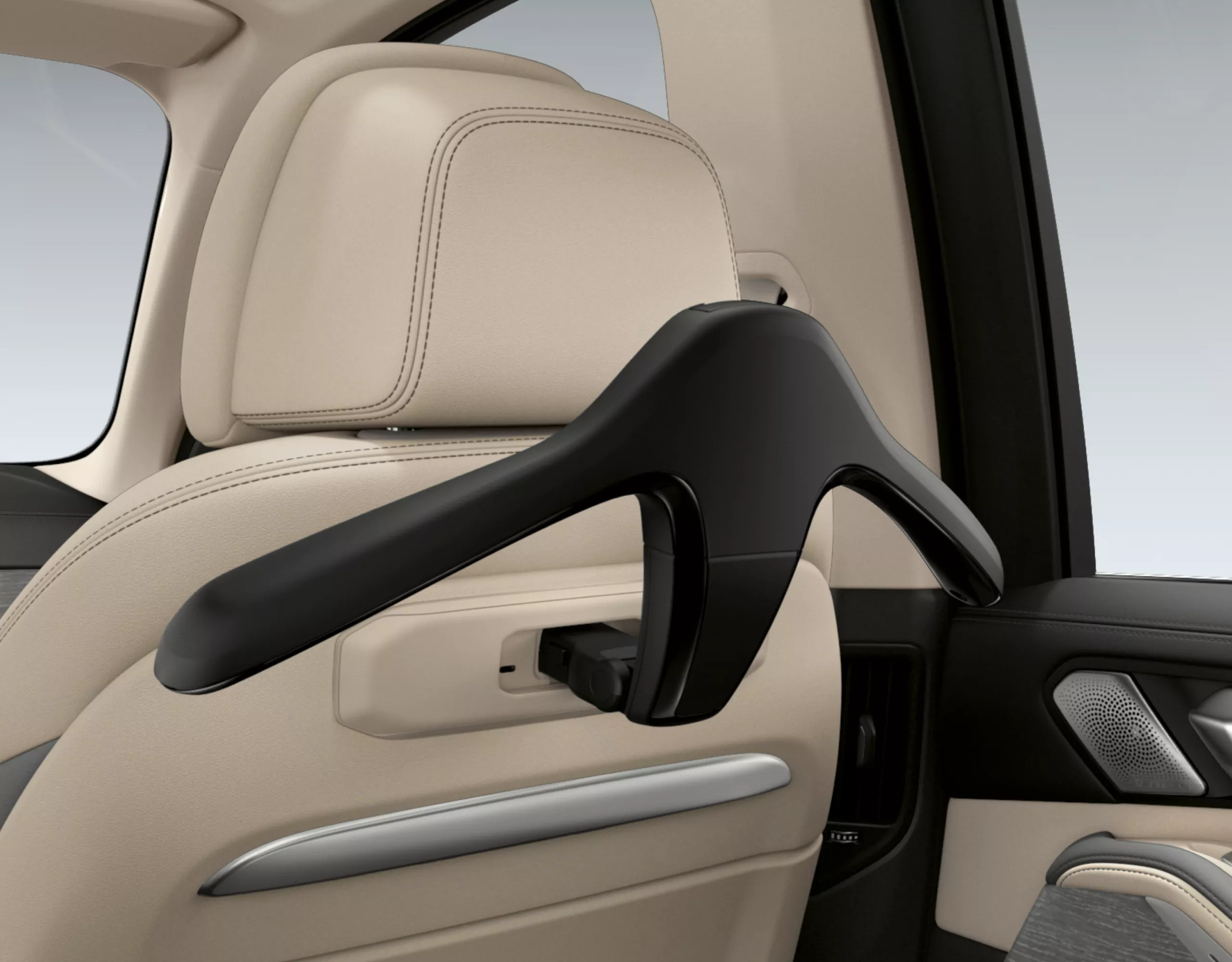 BMW X7 BMW Kledinghanger voor Travel & Comfort-systeem bevestigd aan de rugleuning van een stoel