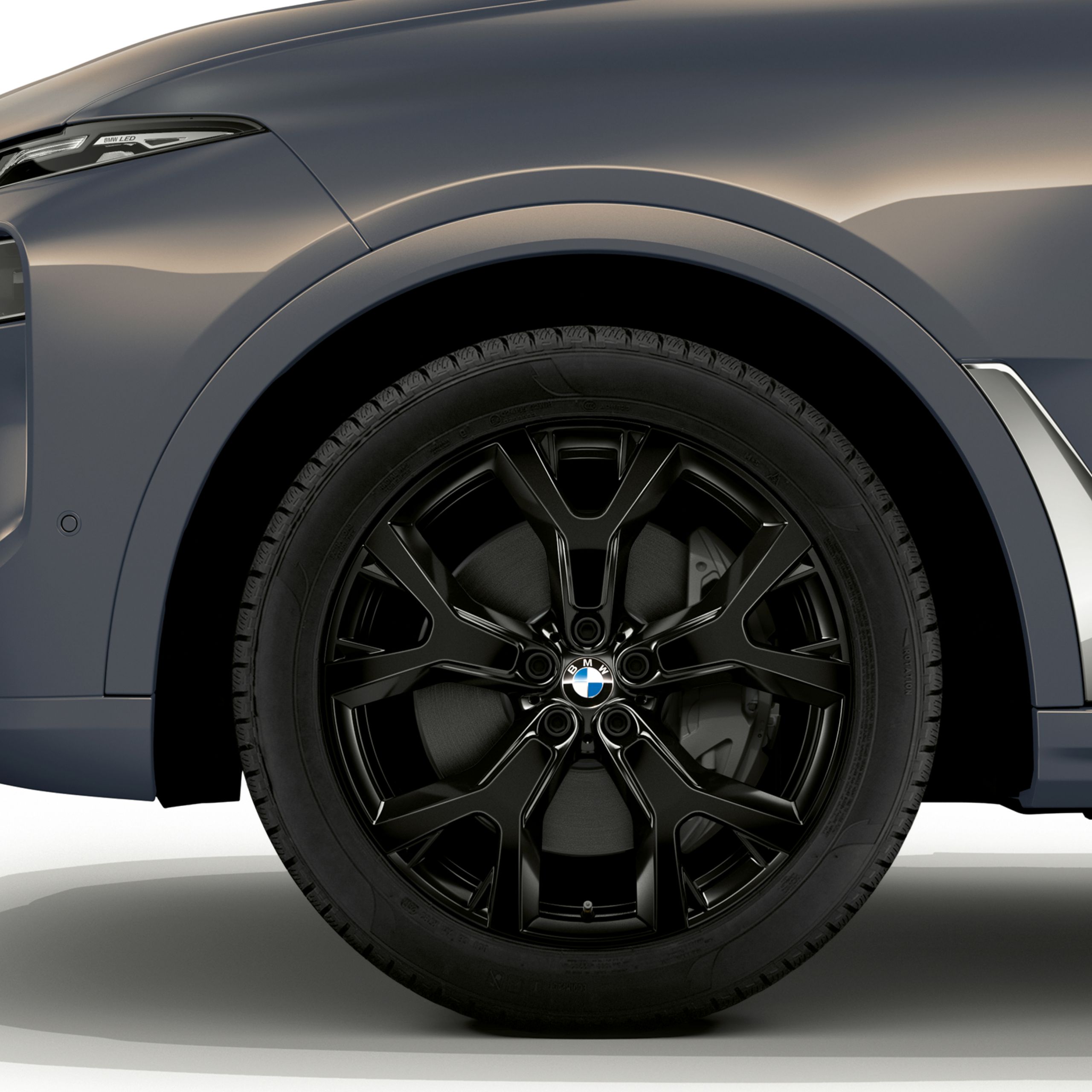 BMW X7 21" BMW könnyűfém keréktárcsa, Y küllős, 752 M Jet Black stílusú.