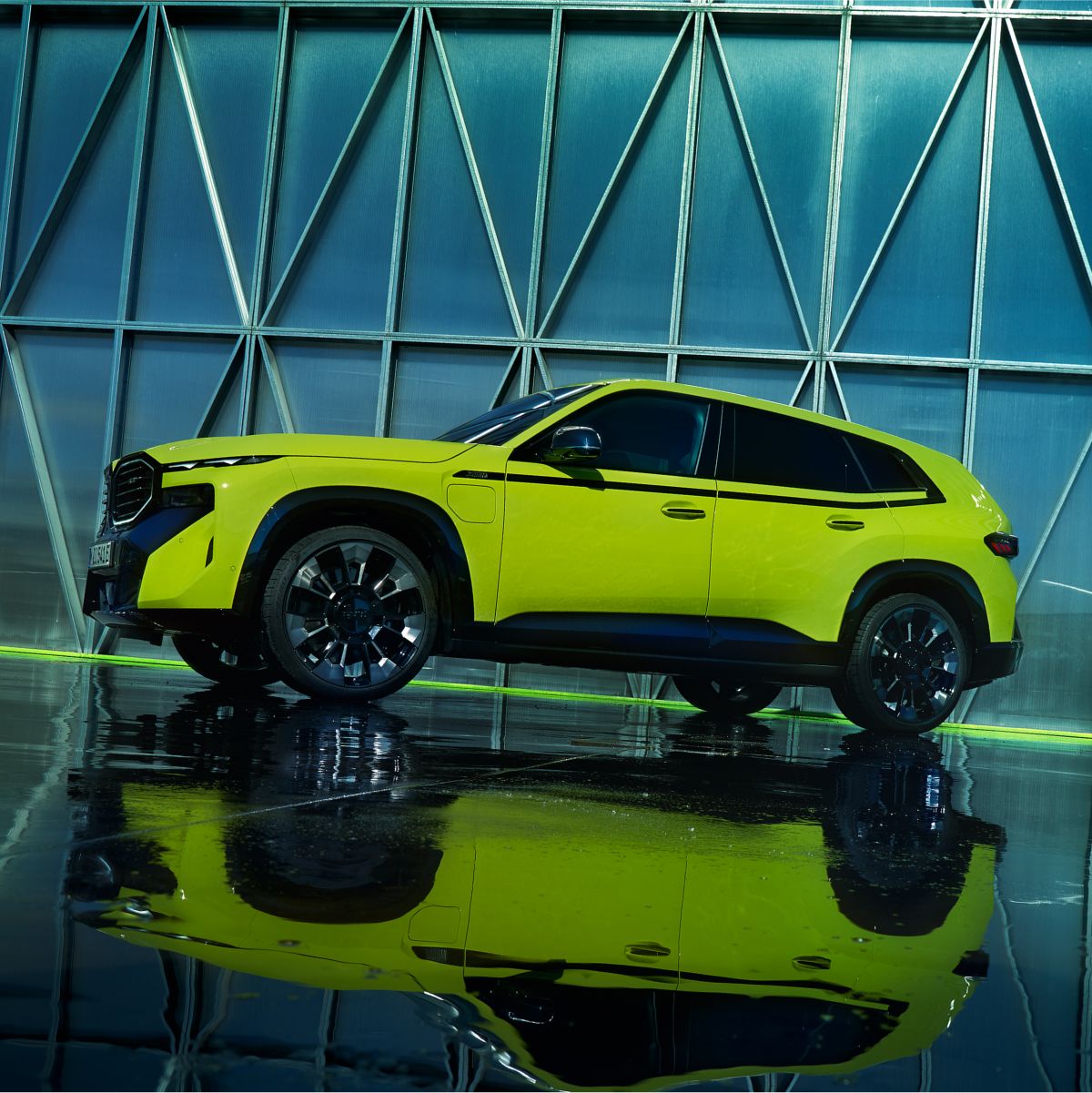 BMW XM 50e exterior view