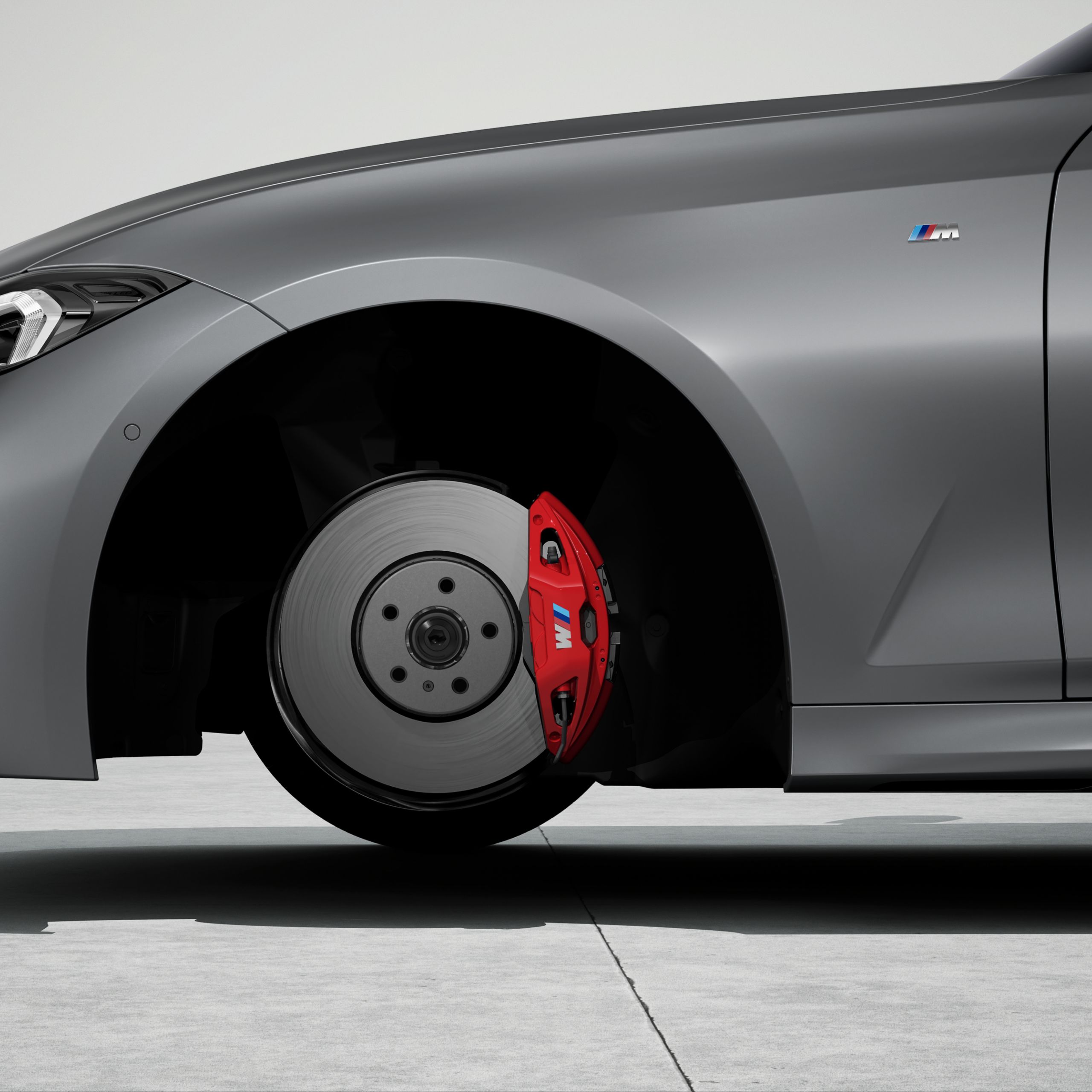 M Sport fékez, piros magasfényű BMW 3 limousine