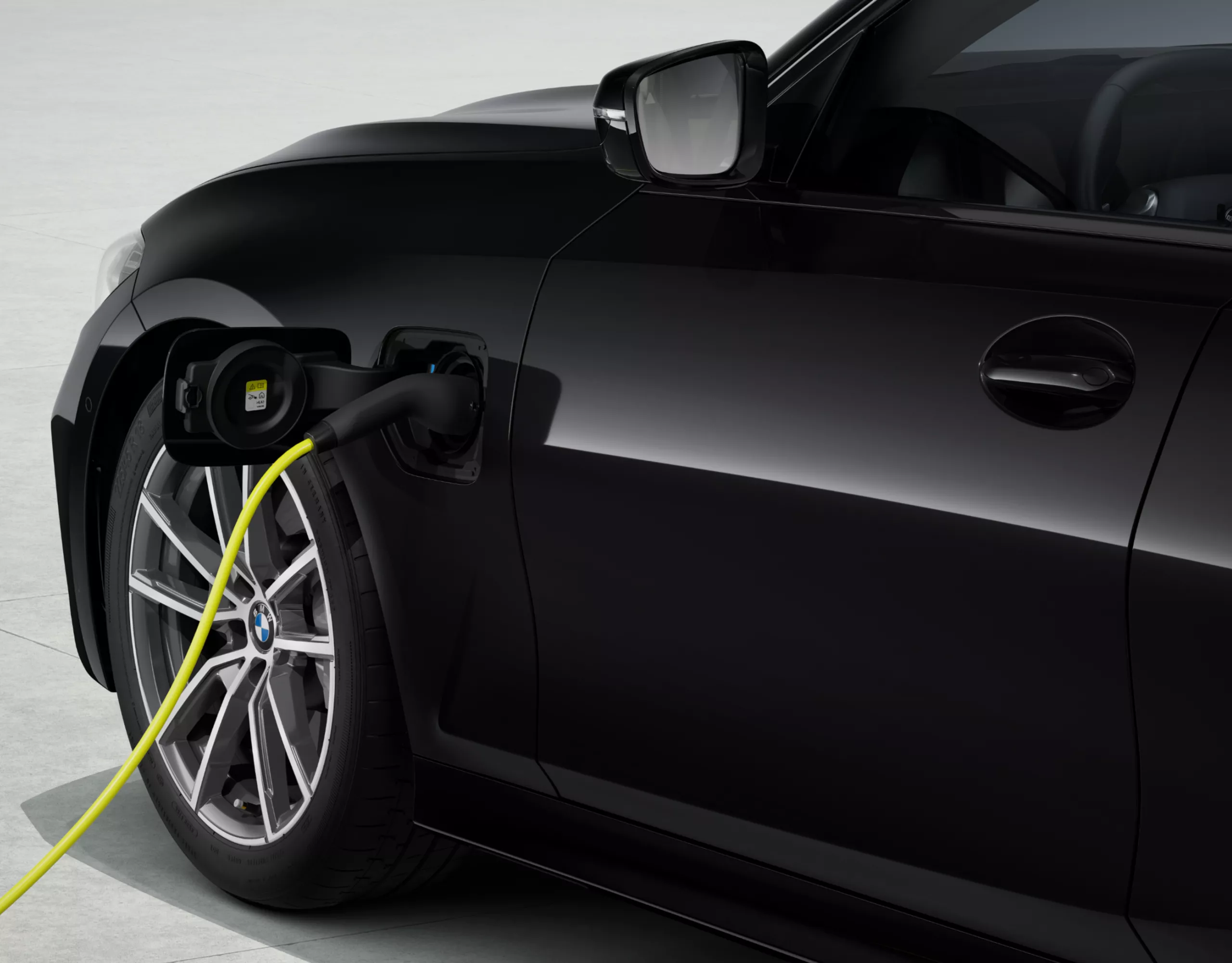 BMW 3 limousine plug-in hibrid töltése