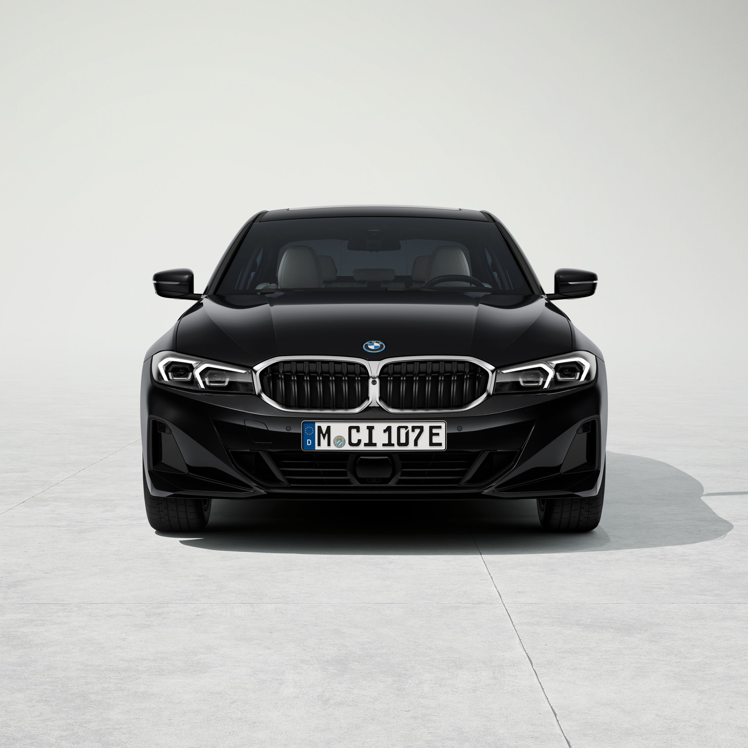 Kaheosaline neerukujuline iluvõre, BMW 3. seeria sedaani pistikhübriid