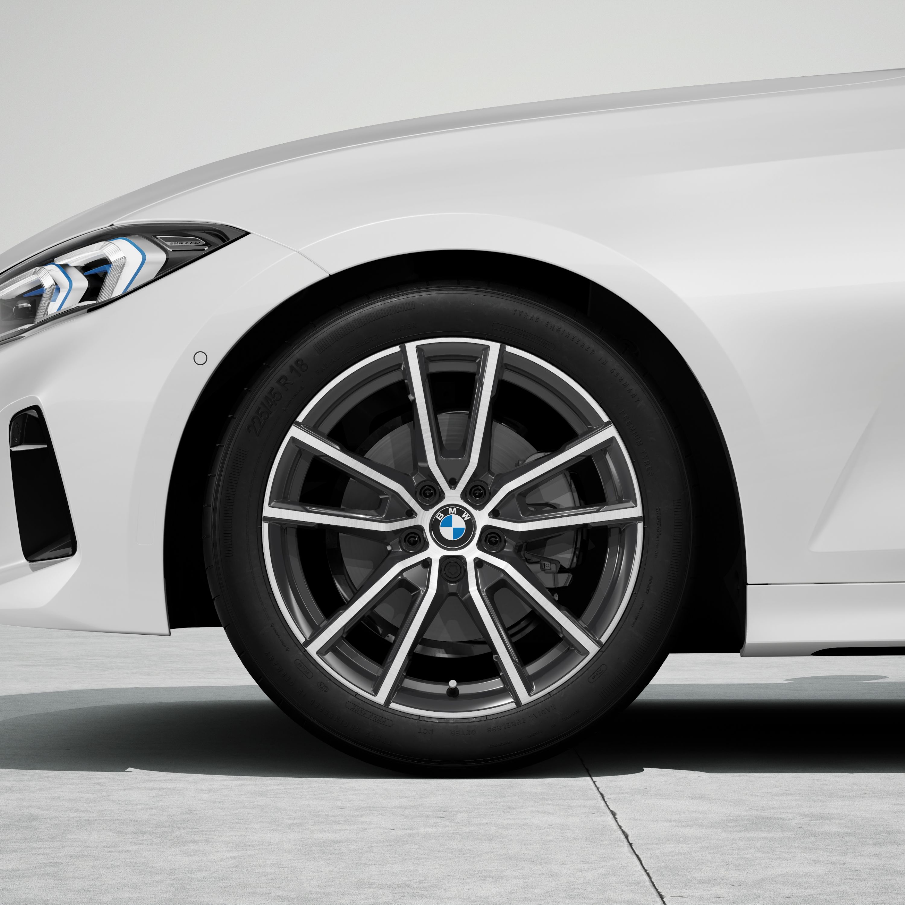 Cerchi in lega leggera da 18", styling a V n° 780 bicolore della BMW Serie 3 Touring