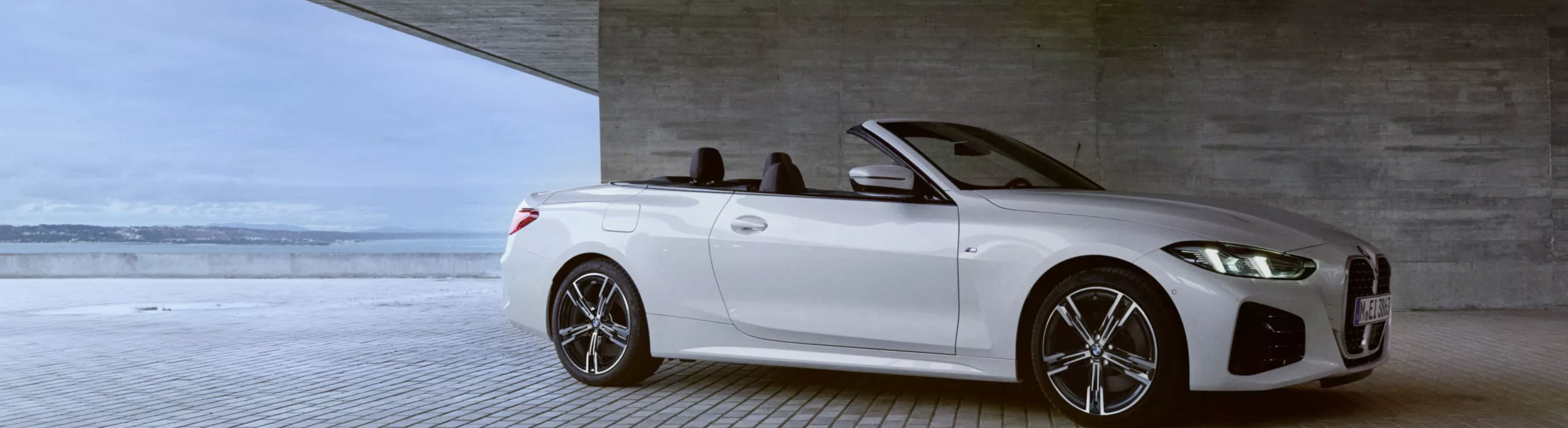 BMW 4シリーズ カブリオレ：ミネラル・ホワイト（メタリック）