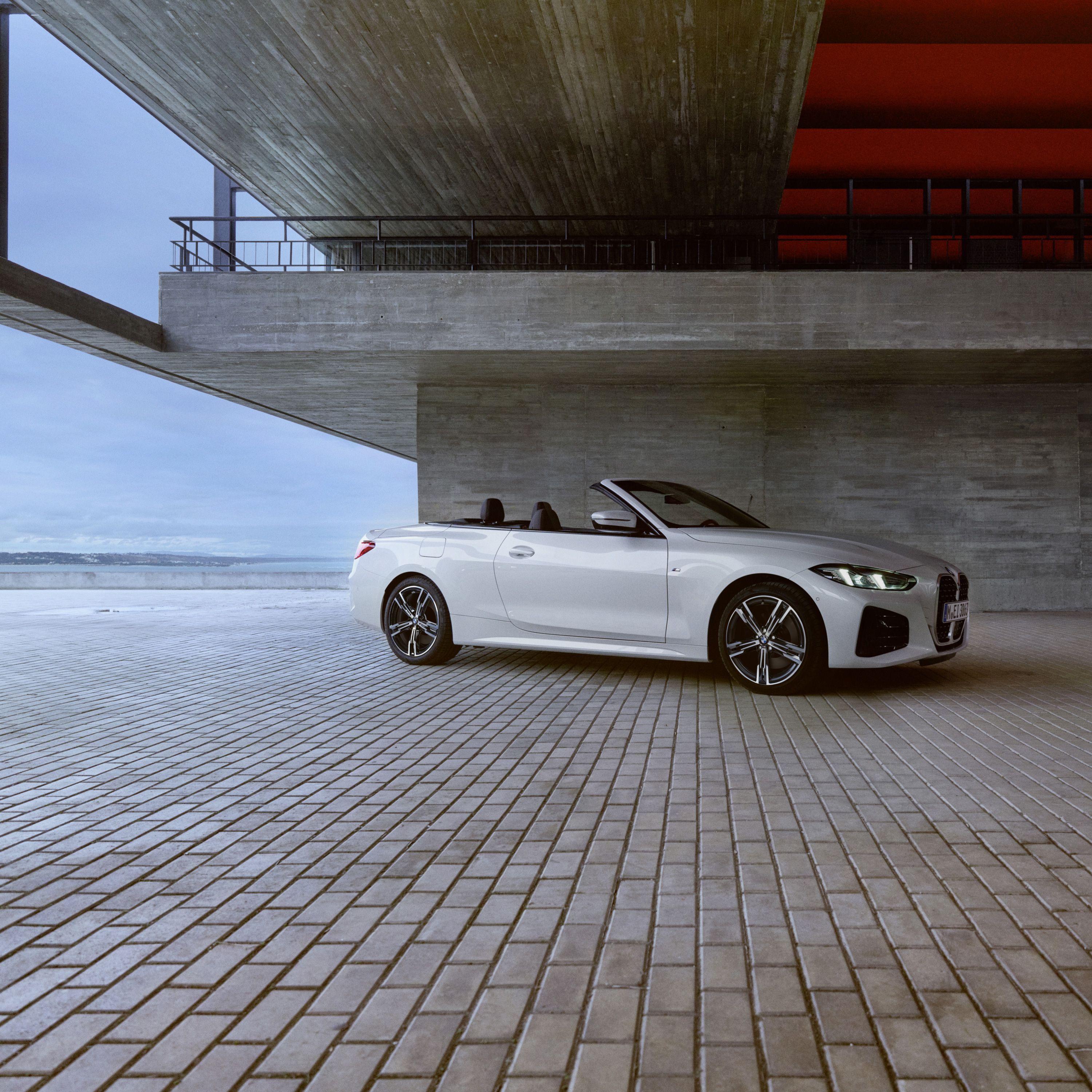 BMW 4シリーズ カブリオレ：ミネラル・ホワイト（メタリック）