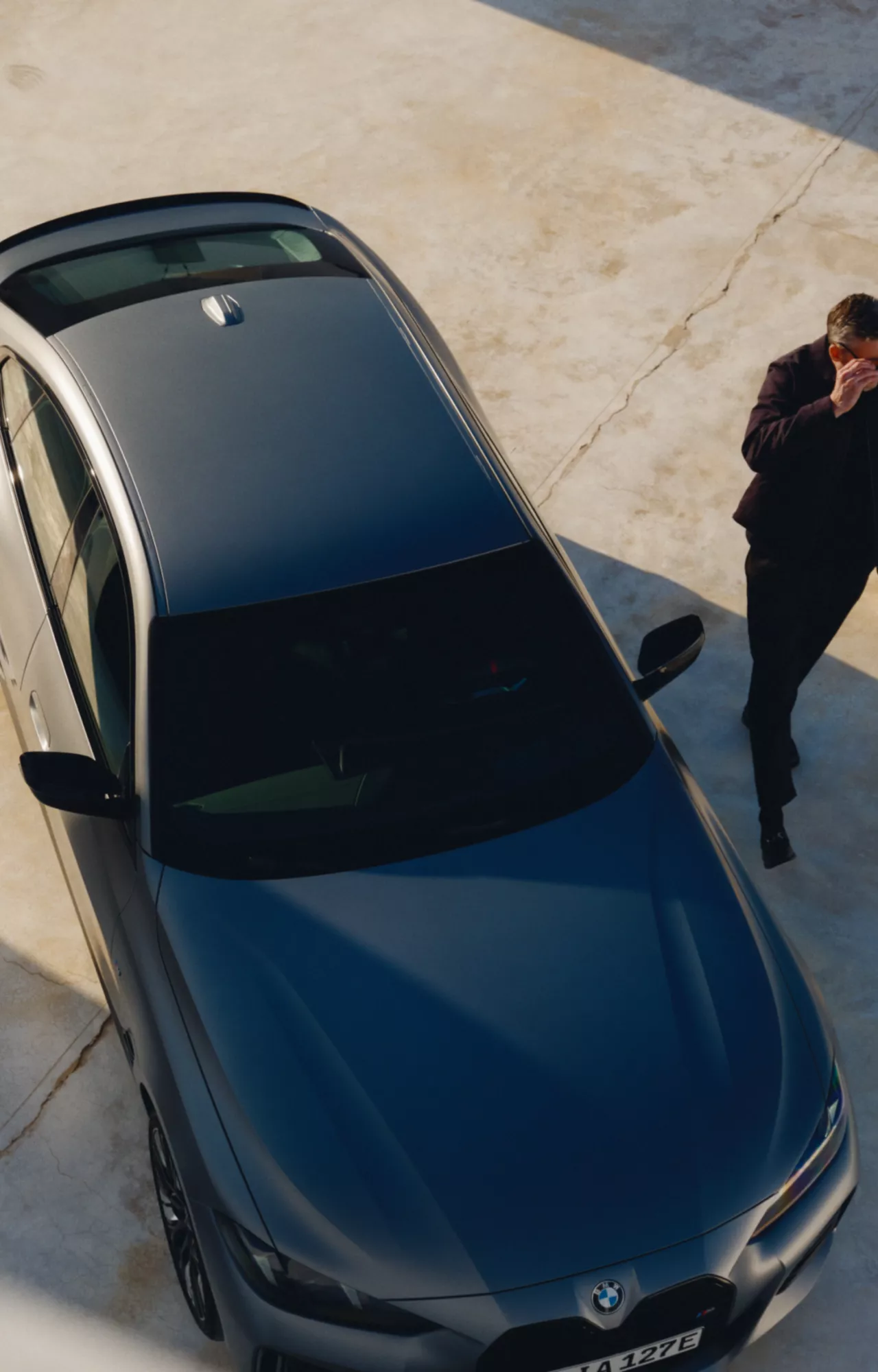 BMW i4 M60 xDrive：BMW i4 M60 xDriveのそばに佇む男性