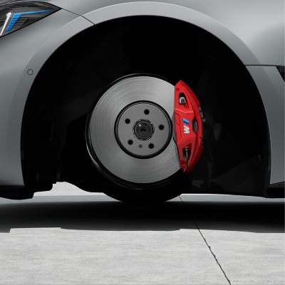 BMW i4 M60 xDrive, hamulce sportowe M, czerwone błyszczące