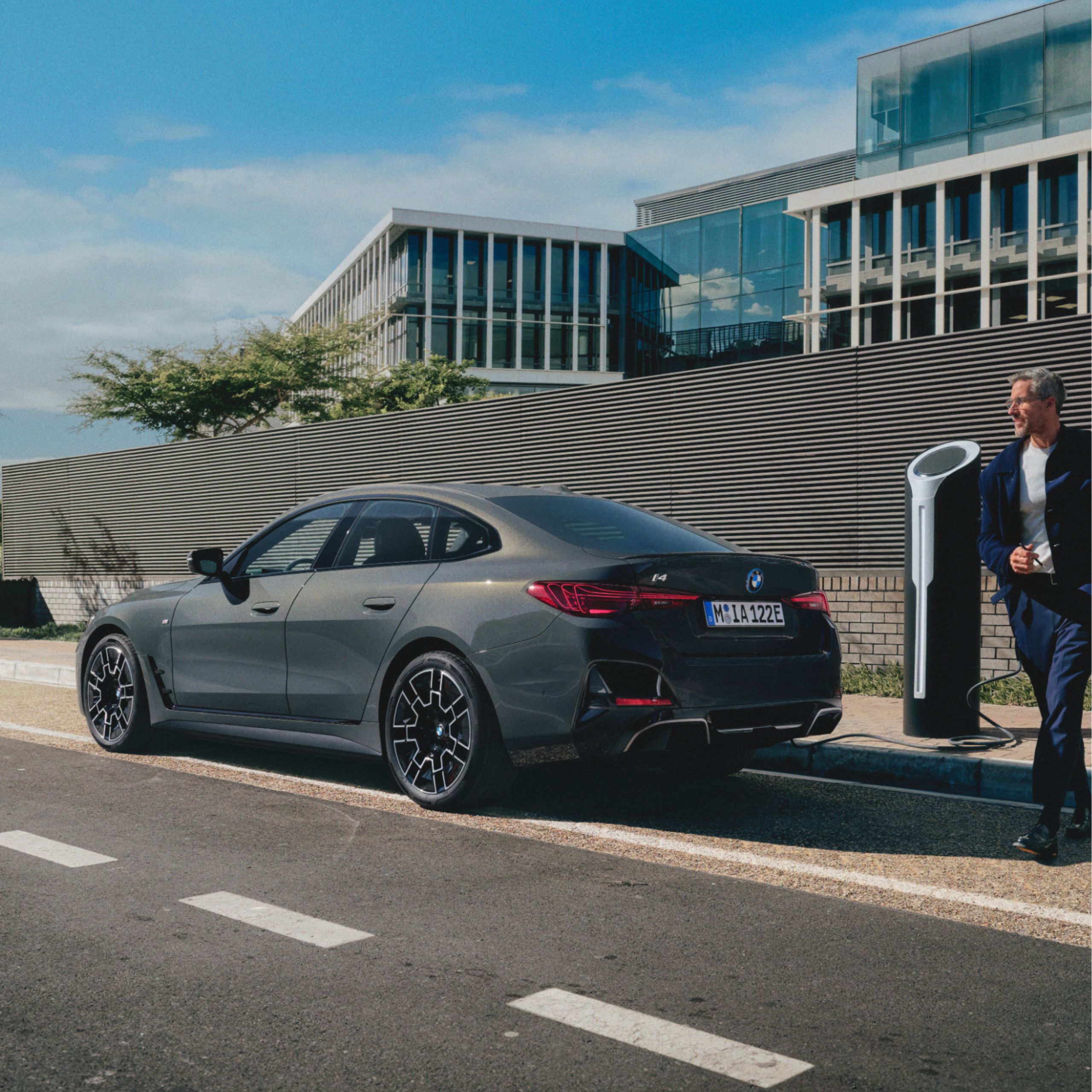 A BMW i4 Gran Coupé G26 nyilvános töltése