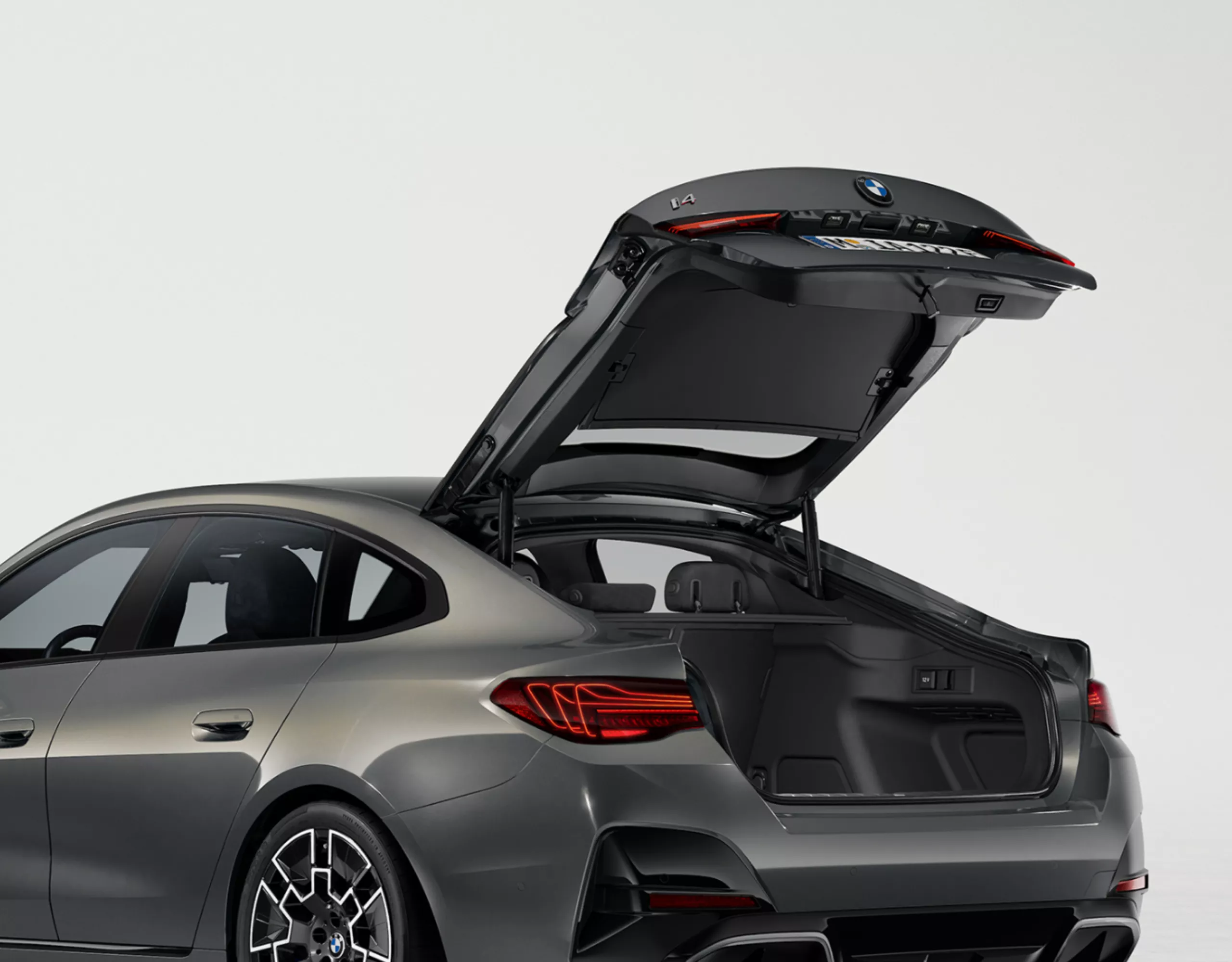BMW i4 그란 쿠페 테일게이트 및 러기지 컴파트먼트