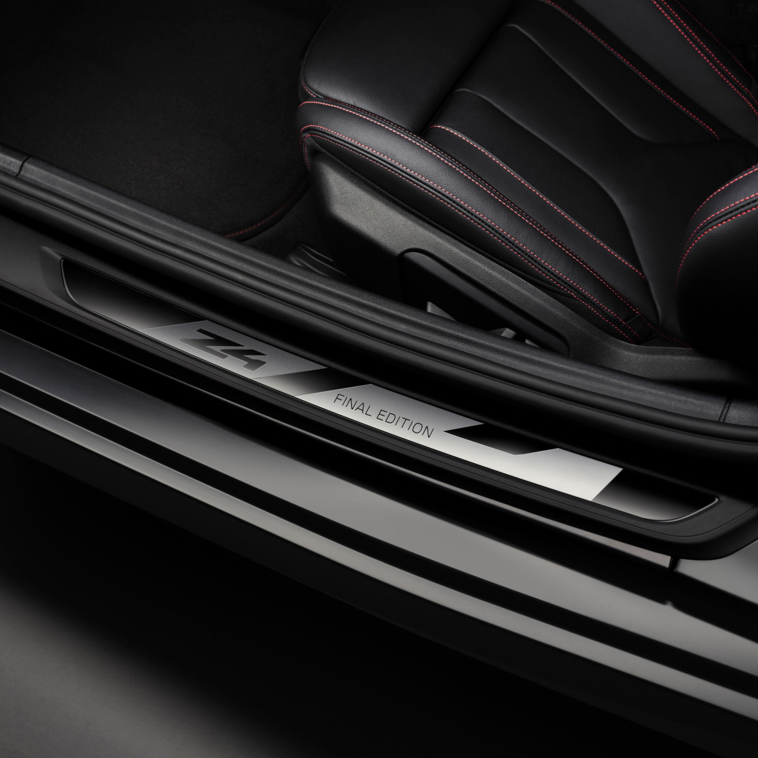 Seuil de porte de la BMW Z4 M40i Roadster Final Edition, portant l’inscription « Z4 Final Edition » 