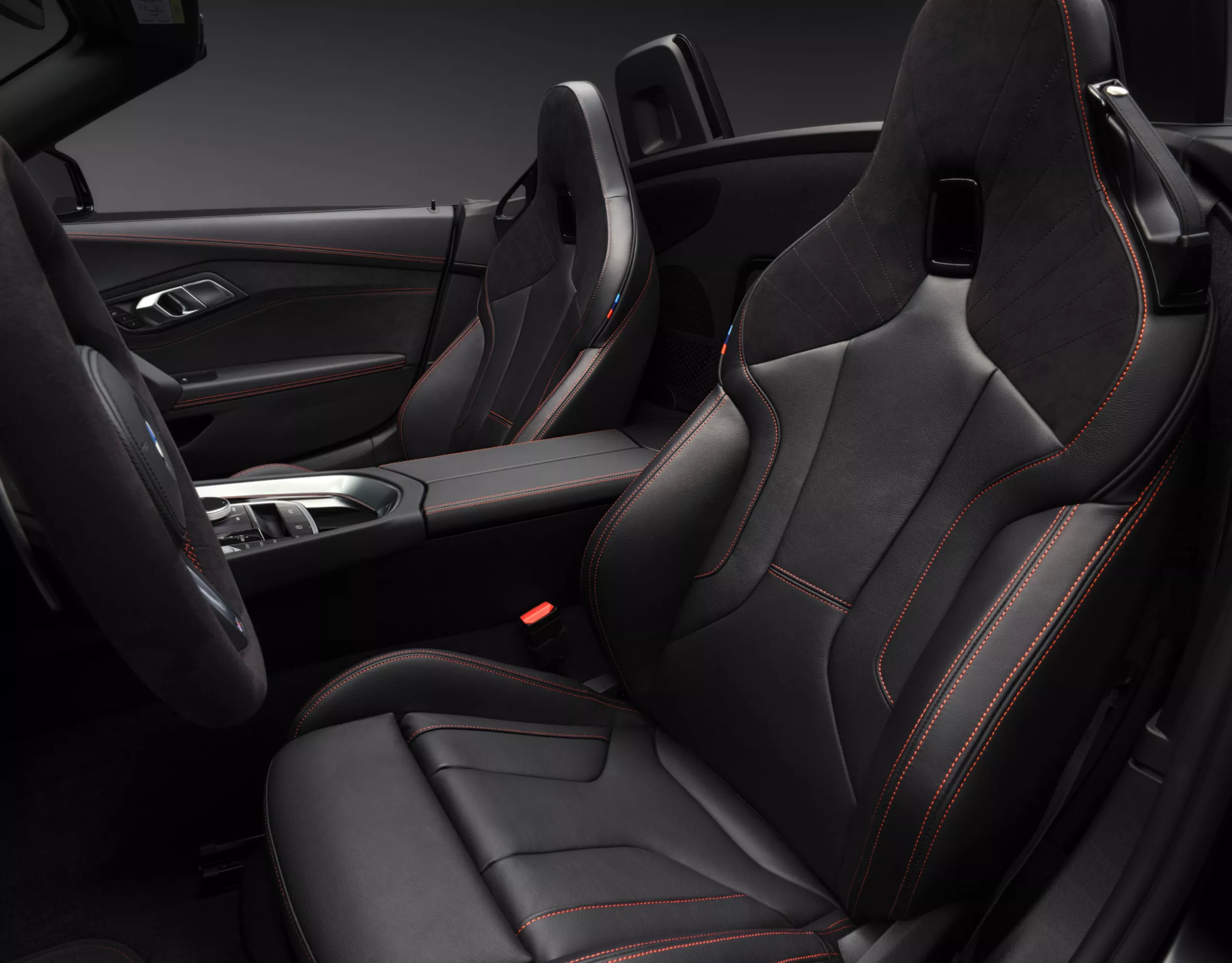 BMW Z4 M40i Roadster Final Edition M Sportsitze für Fahrer und Beifahrer in Leder Vernasca-/Alcantara-Kombination in Schwarz mit roter Kontraststeppung
