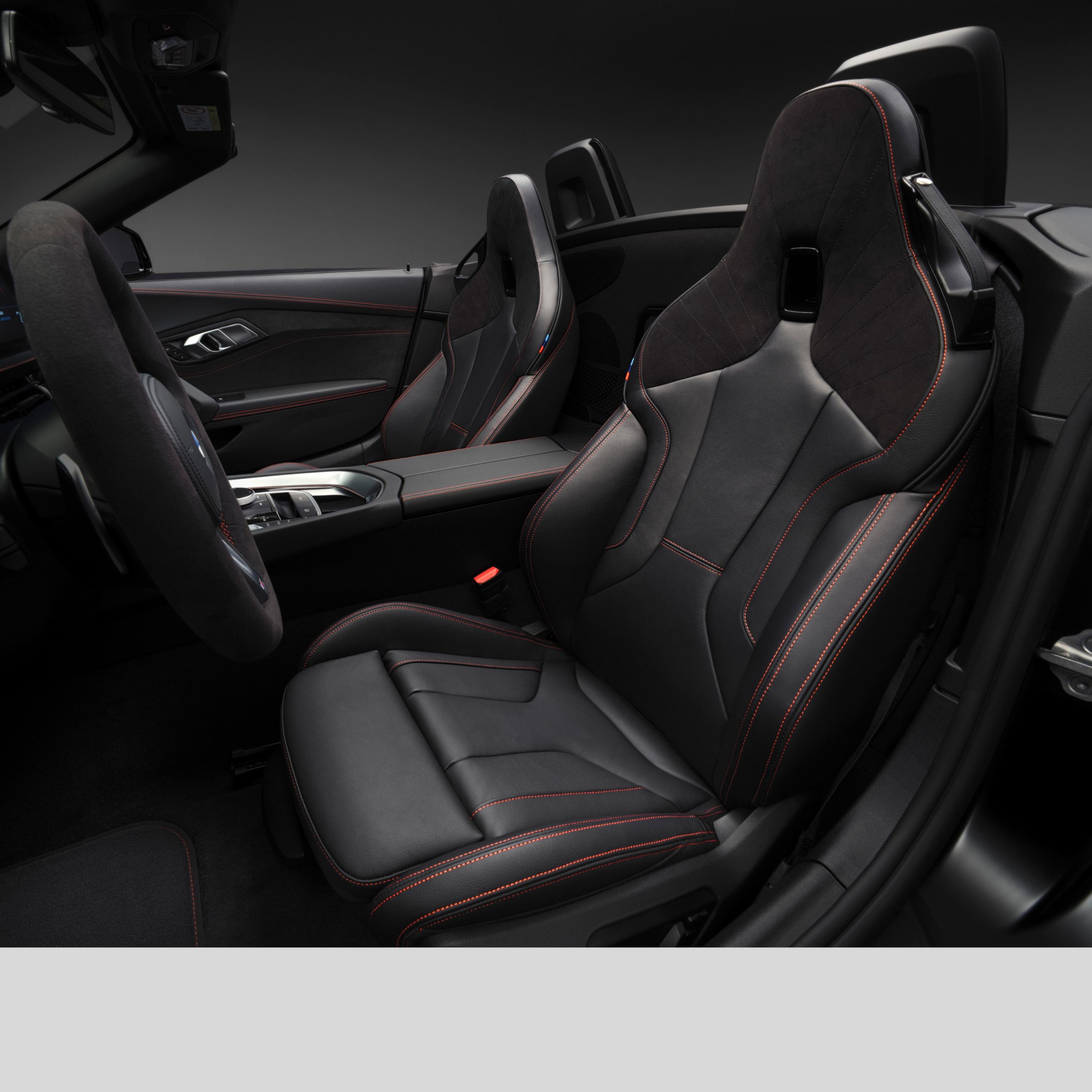 Sièges sport pour le conducteur et le passager de la BMW Z4 M40i Roadster Final Edition M en combinaison de cuir Vernasca/Alcantara en noir avec matelassage rouge contrastant