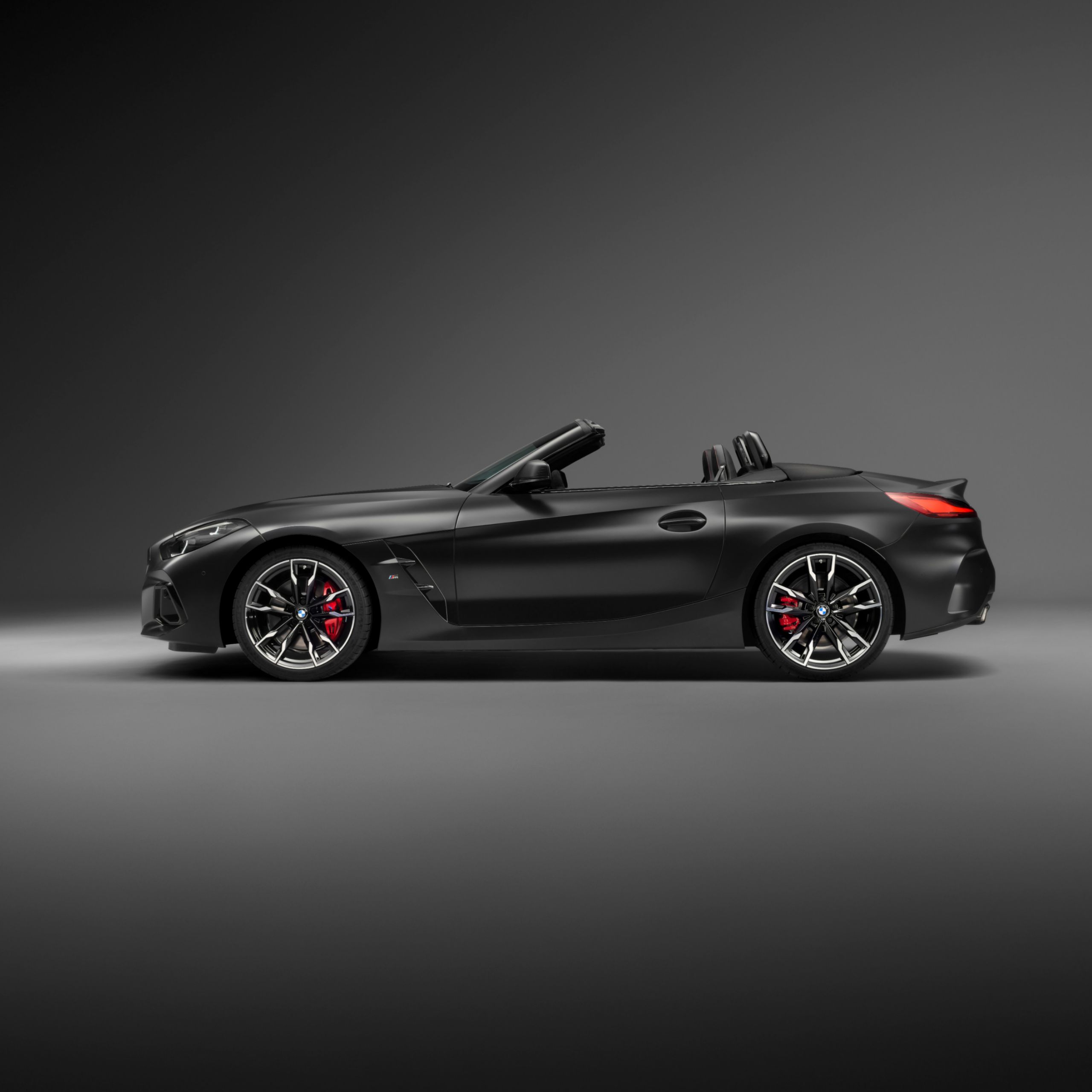 La BMW Z4 M40i Roadster Final Edition avec jantes en alliage léger de 19"/20" M à rayons doubles 800 M bicolores avec pneus mixtes