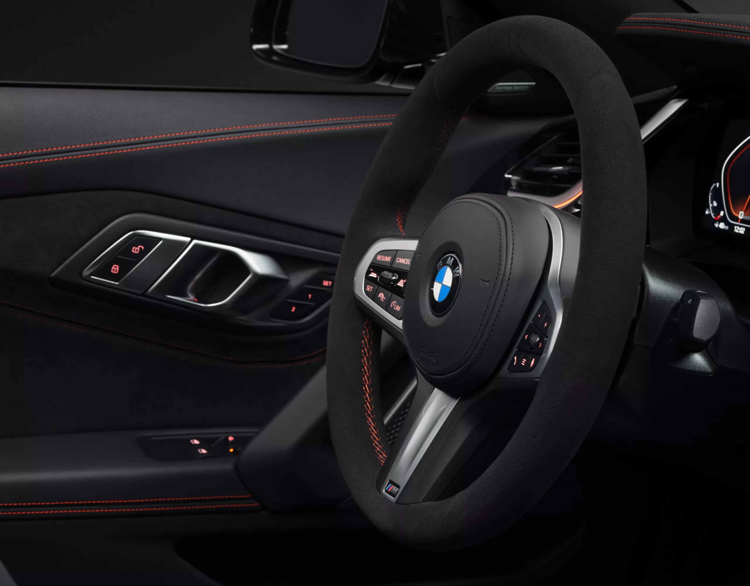 Volant en Alcantara de la BMW Z4 M40i Roadster Final Edition M avec surpiqûres rouges et logo M