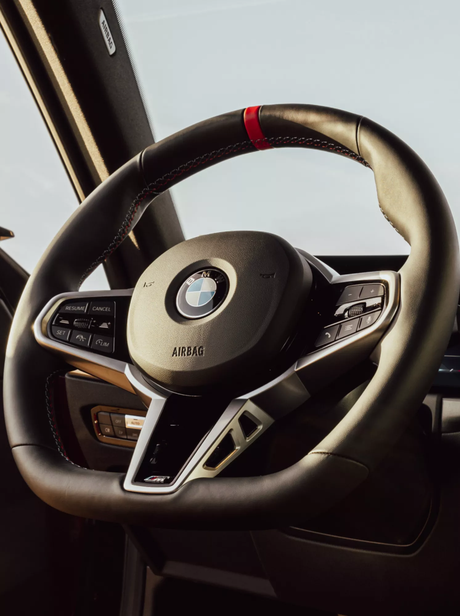 Das M Lederlenkrad und Interieur eines BMW 2er Coupés